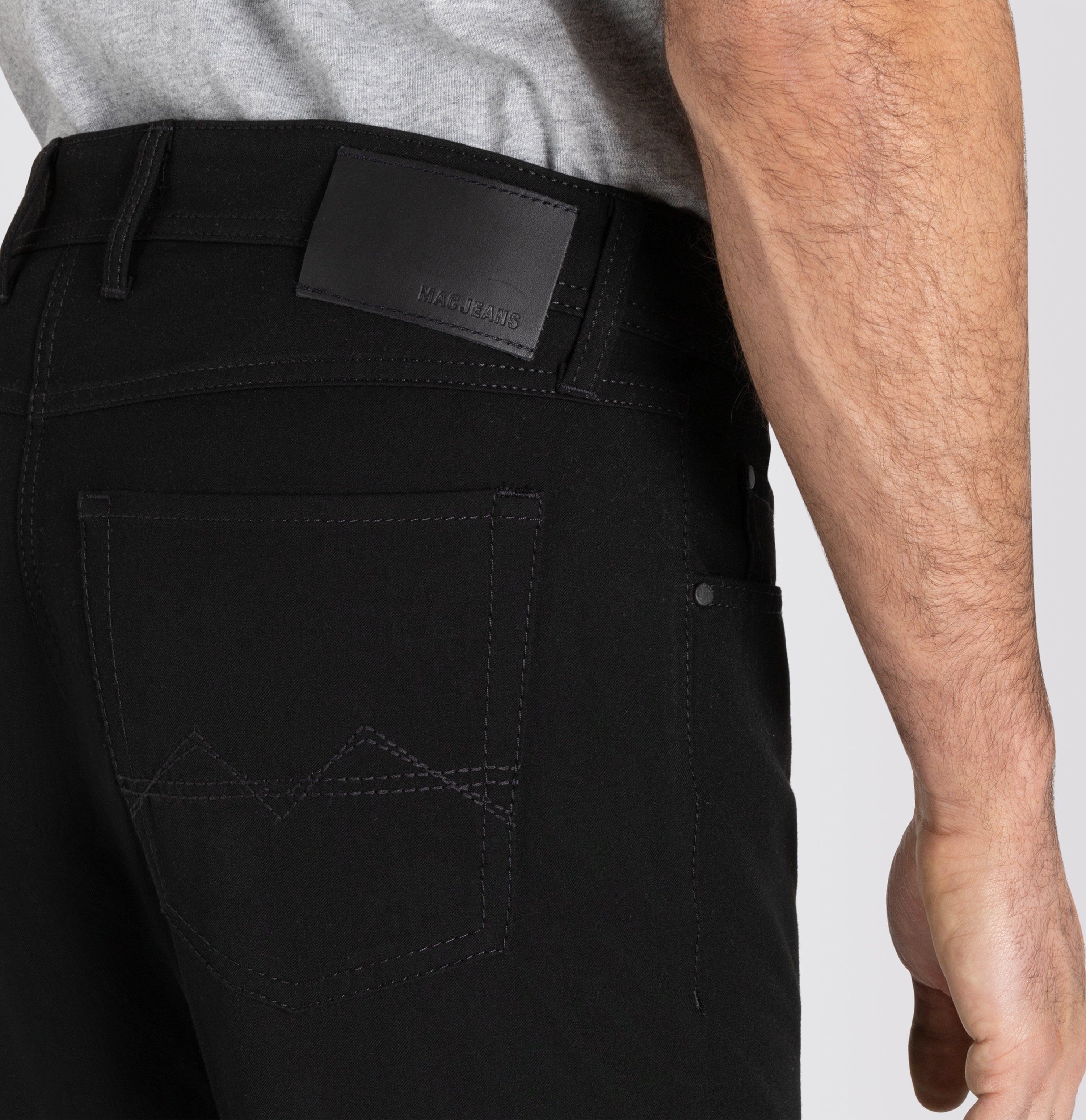 Modern fit made from innovative CARBONIUM® gabardine. | Arne | power black | Detailed view 2 of model