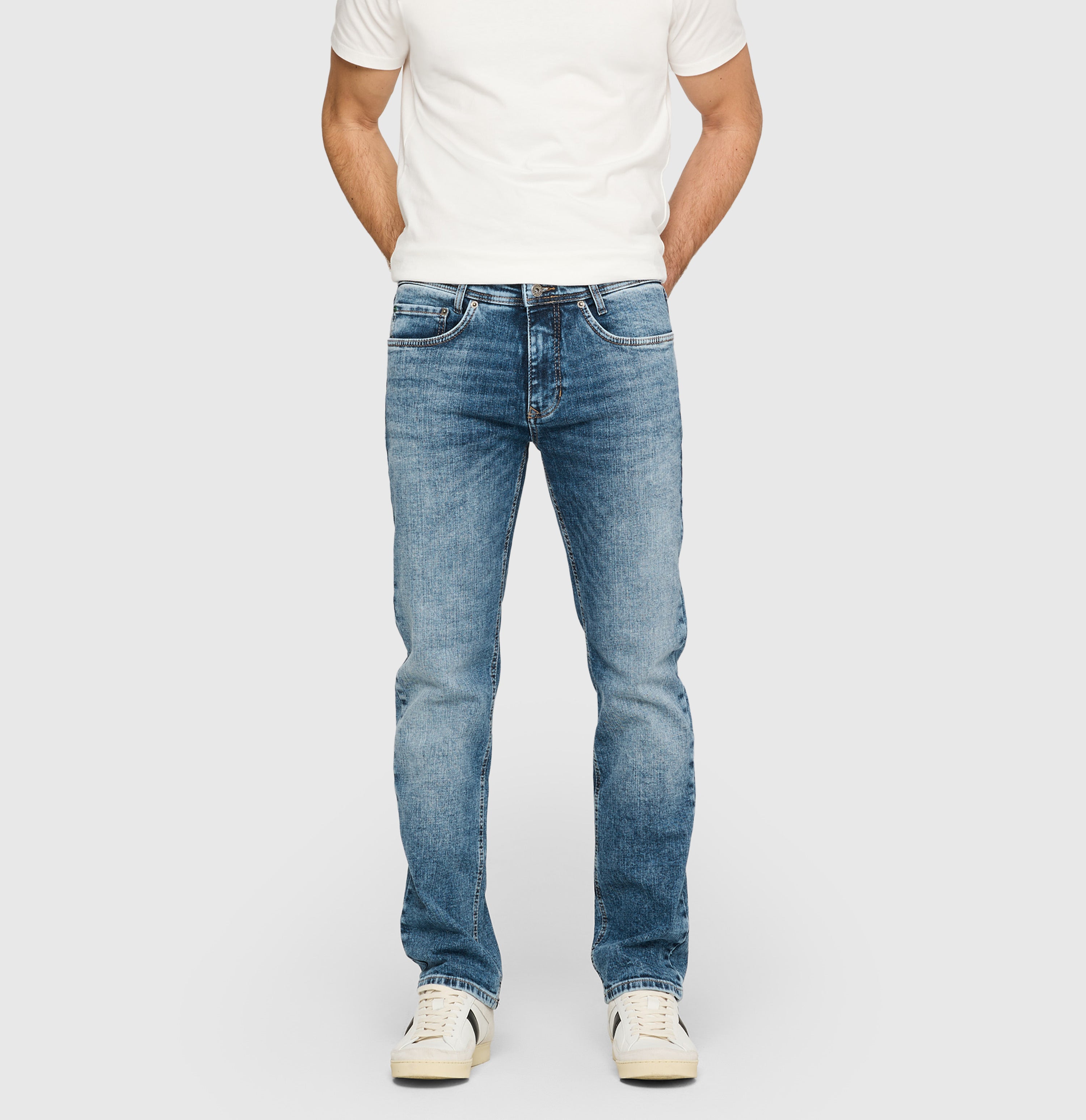 Model Arne – modern, slim fit with comfortable rise – grainy stretch denim | Arne | mid blue authentic used | Front view of model
