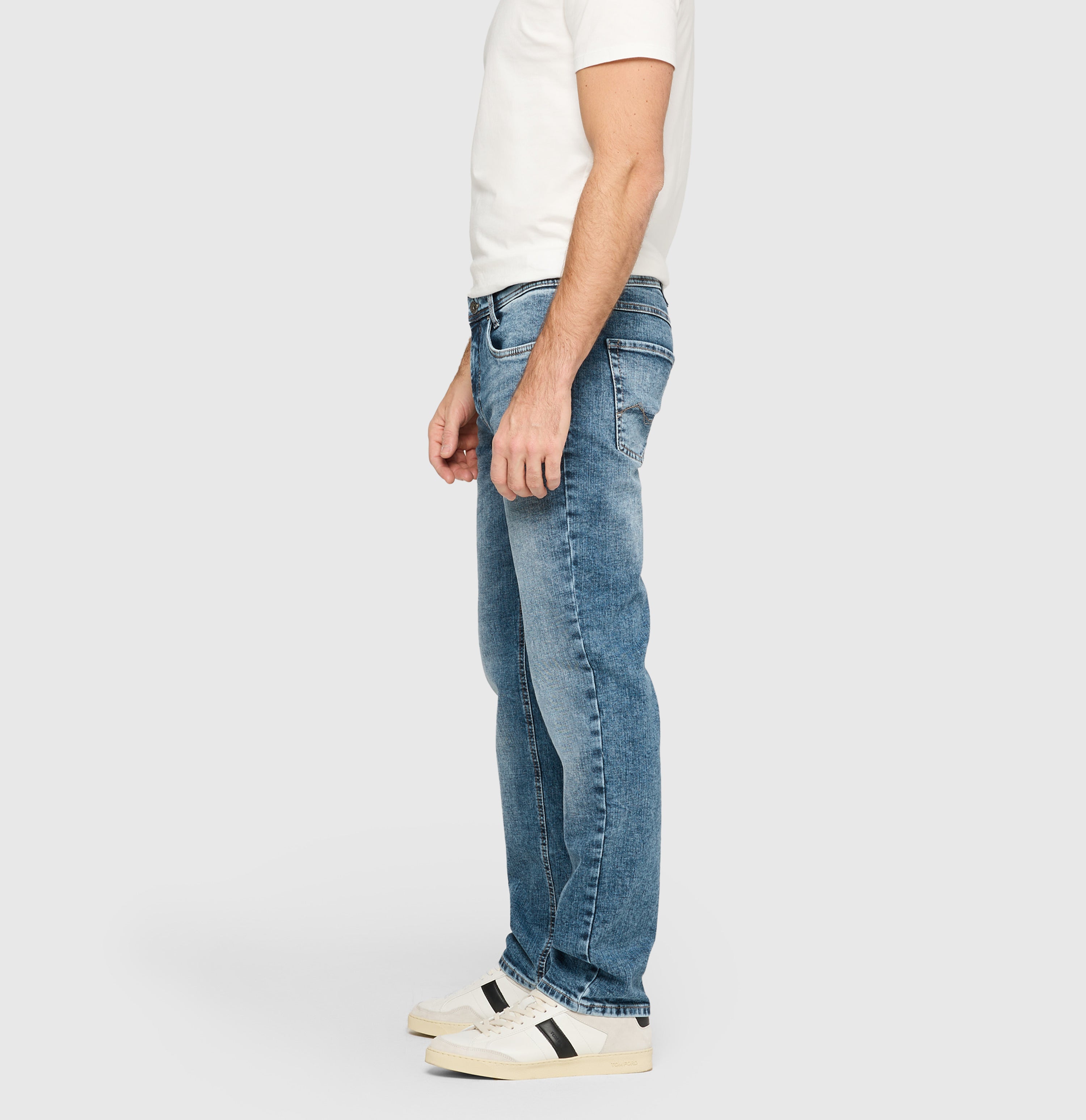 Model Arne – modern, slim fit with comfortable rise – grainy stretch denim | Arne | mid blue authentic used | Side view of model