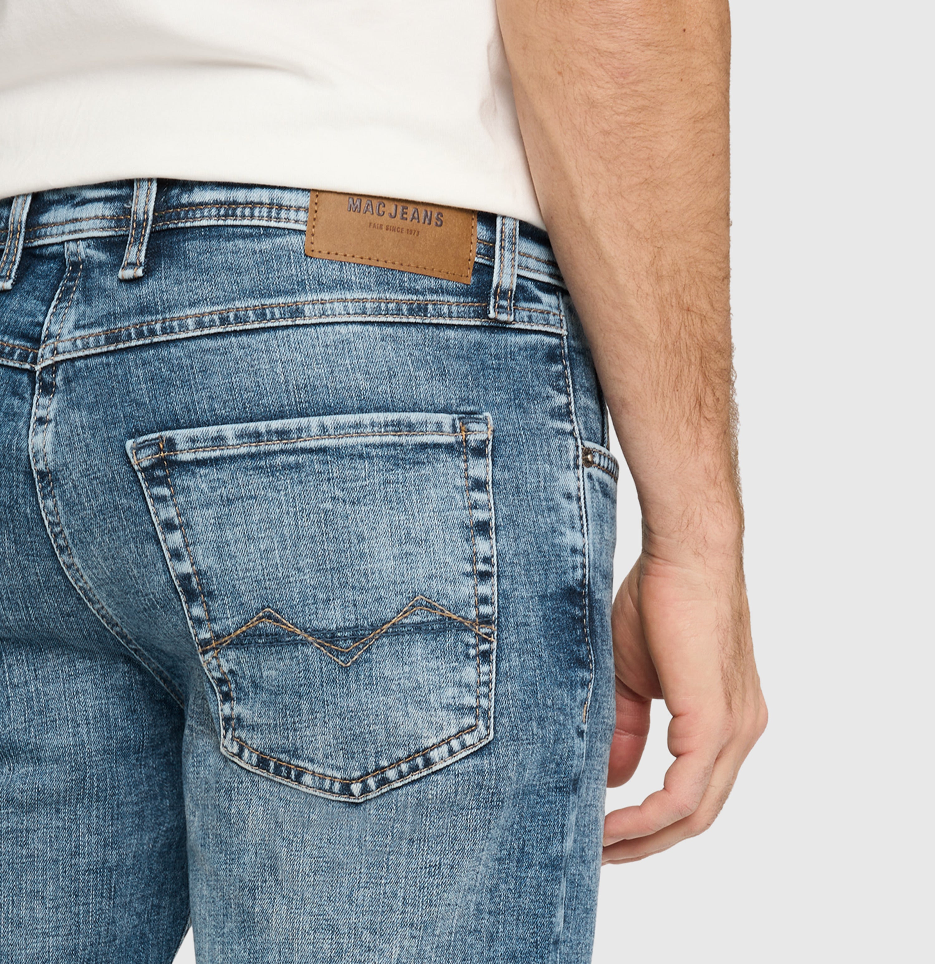 Model Arne – modern, slim fit with comfortable rise – grainy stretch denim | Arne | mid blue authentic used | Detailed view 2 of model