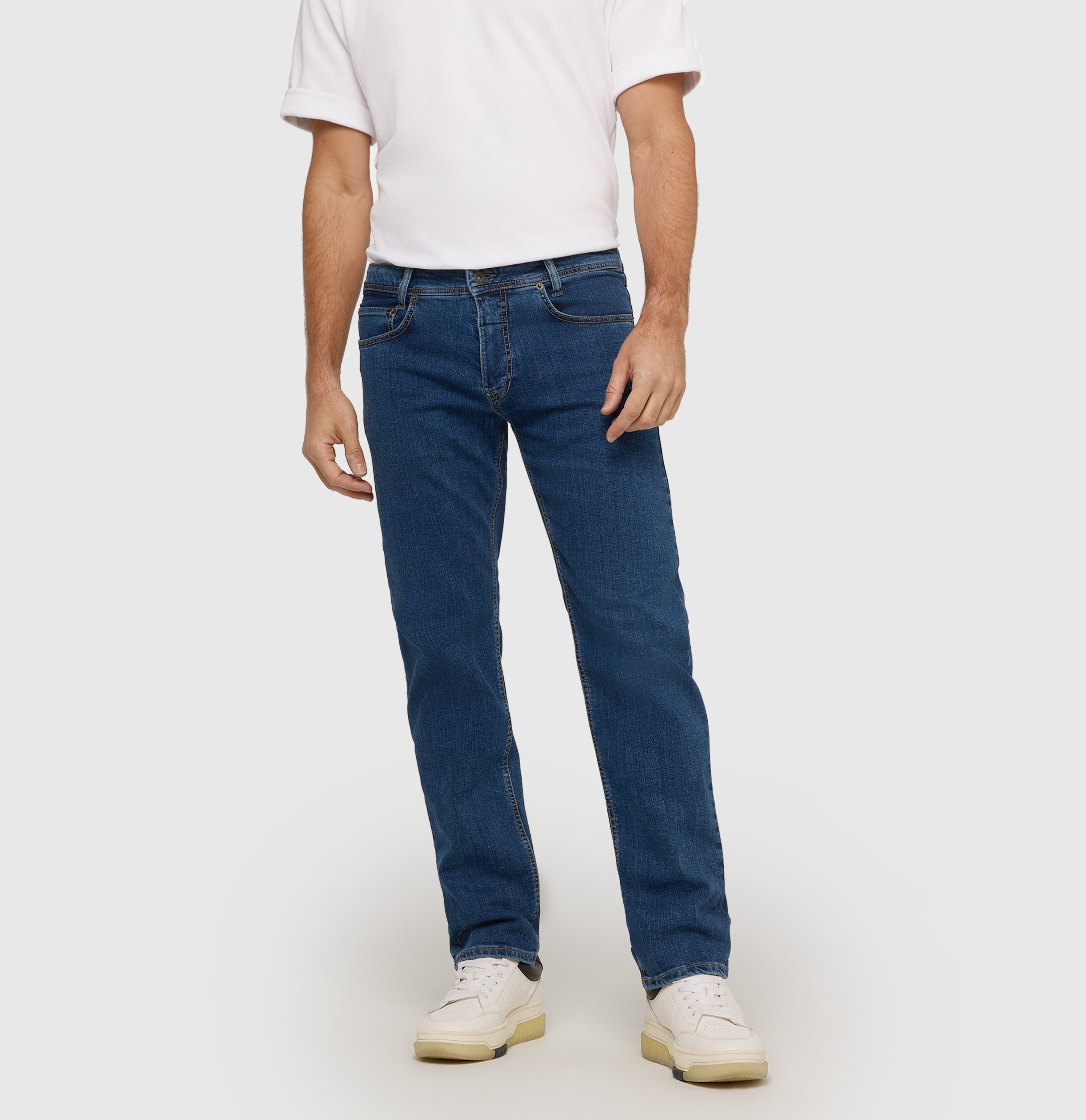 Slim jeans made of recycled denim. | Arne | blue light used | Front view of model