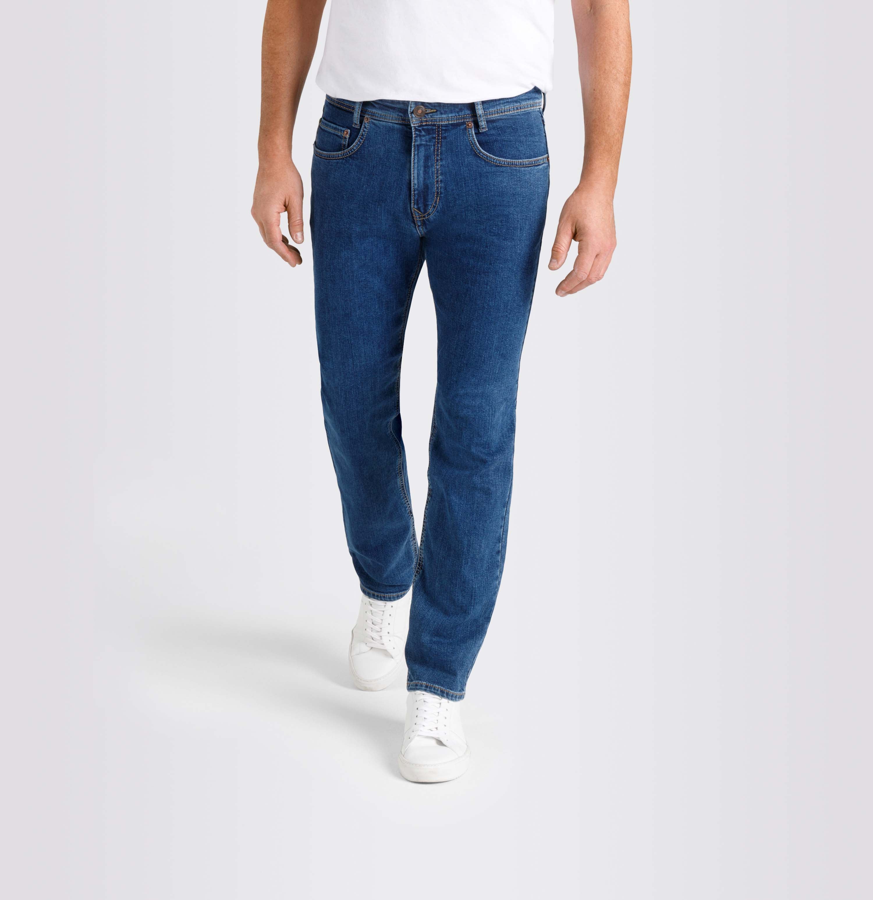 Slim, sporty jeans with recycled cotton. | S-NAME | S-FBBZ | Front view of model