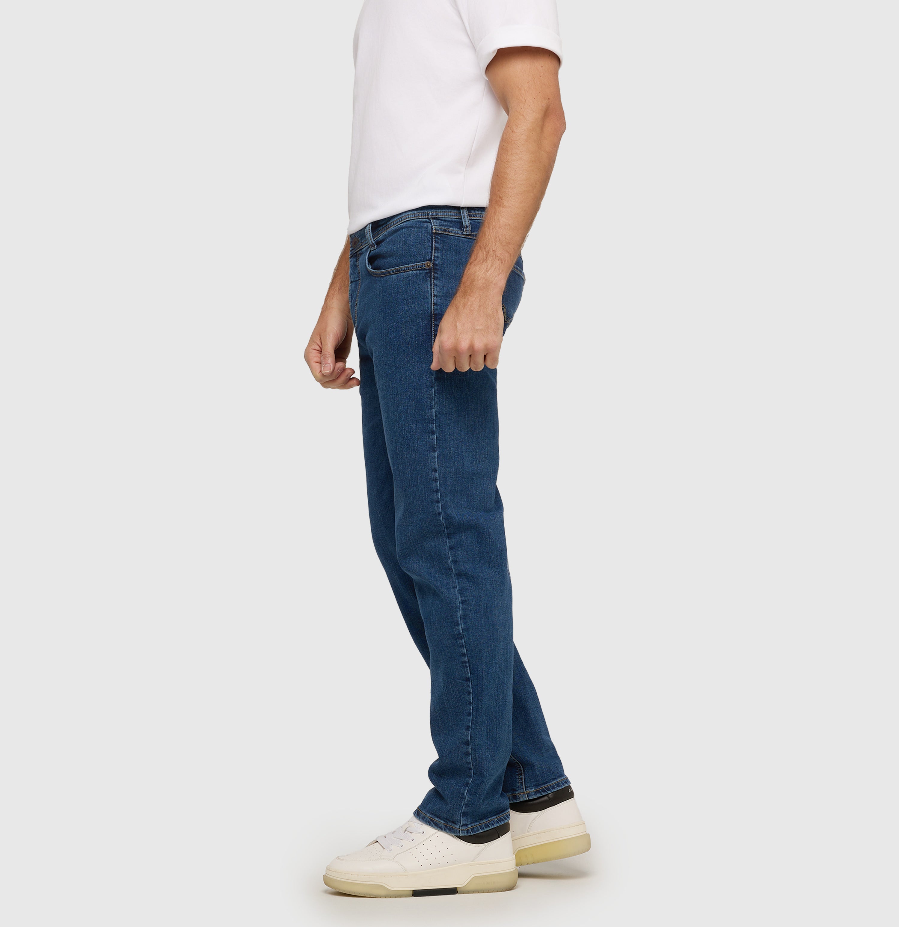 Slim jeans made of recycled denim. | Arne | blue light used | Side view of model
