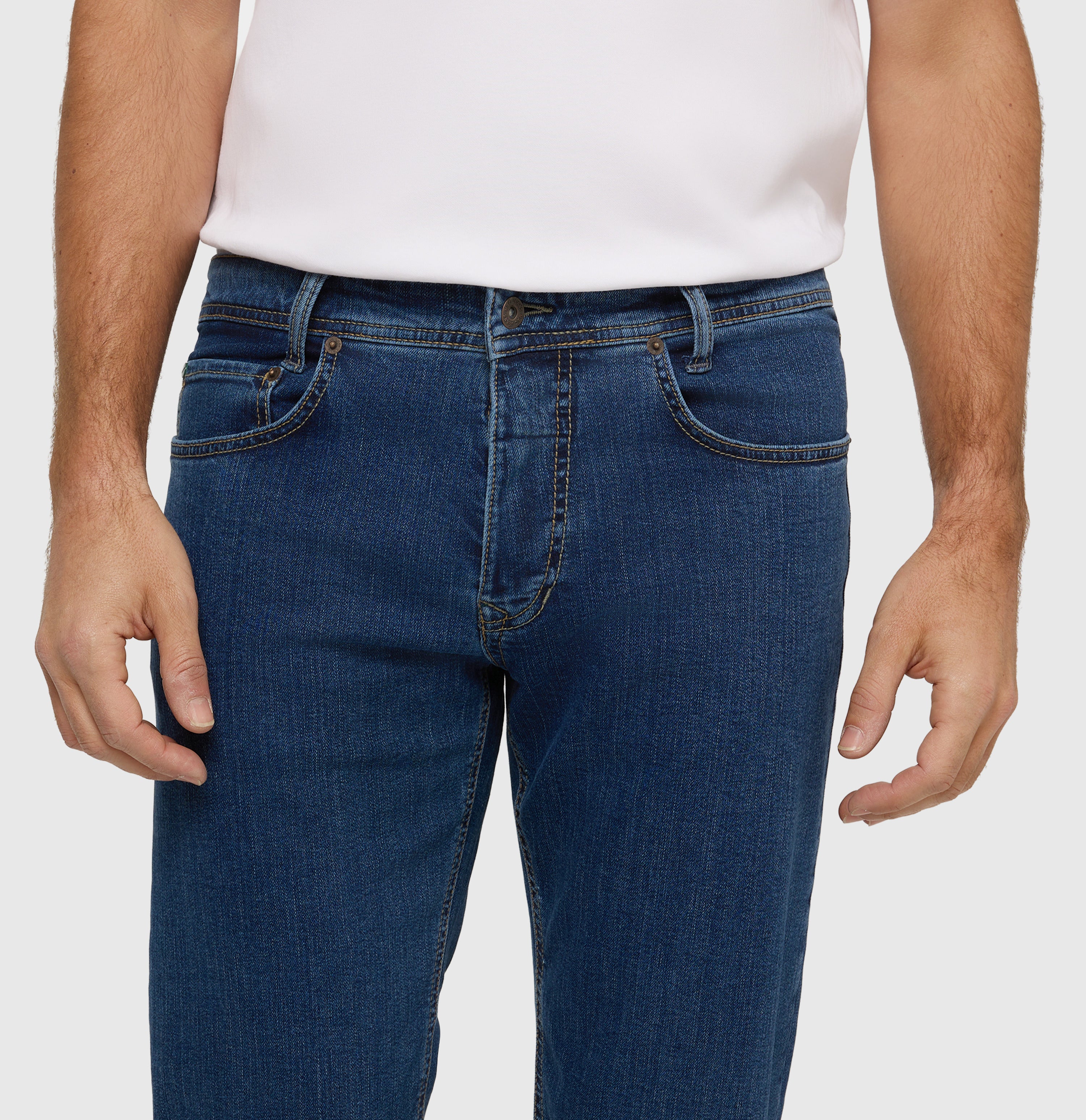 Slim jeans made of recycled denim. | Arne | blue light used | Detailed view 2 of model