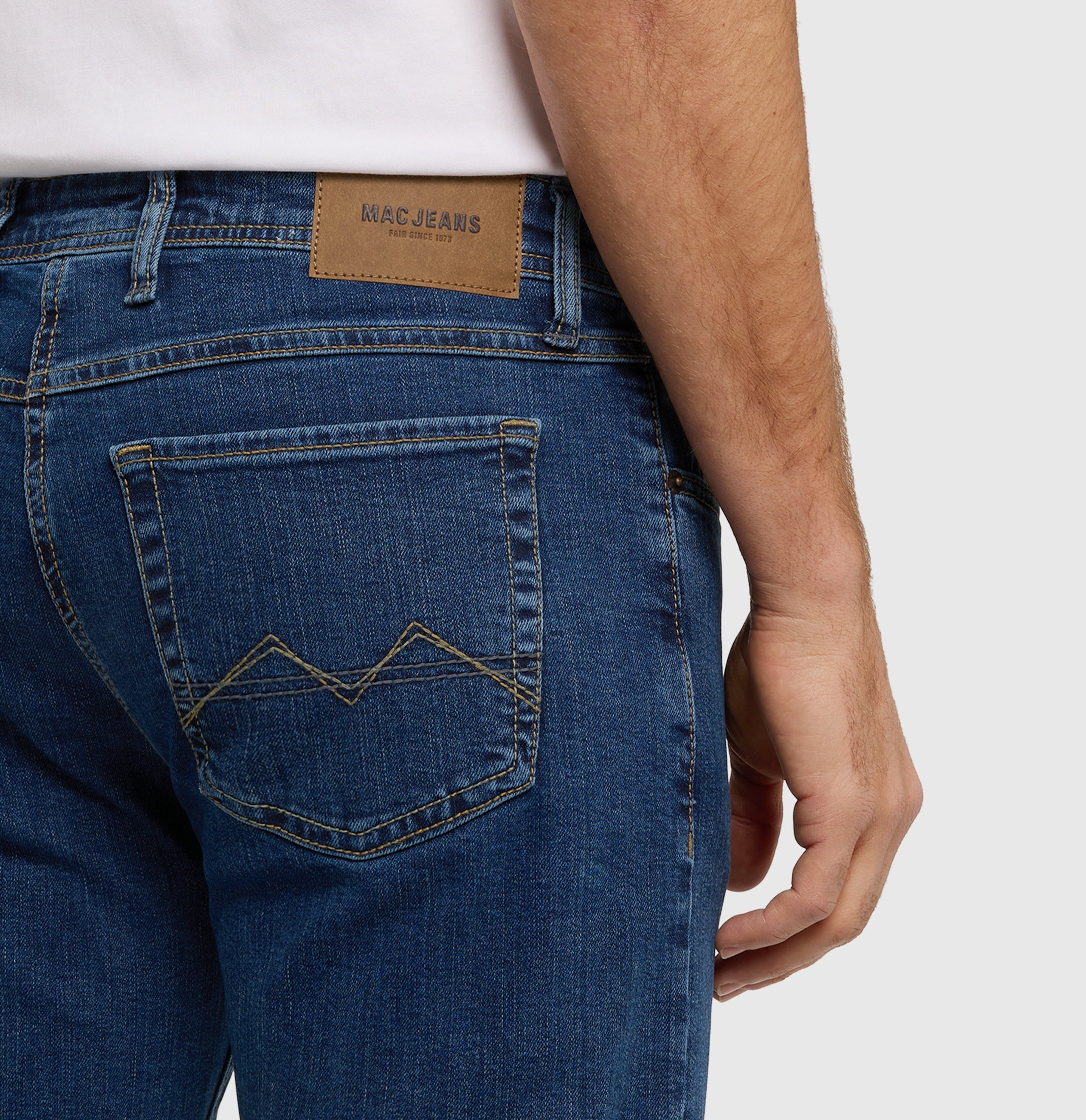 Slim jeans made of recycled denim. | Arne | blue light used | Detailed view 3 of model