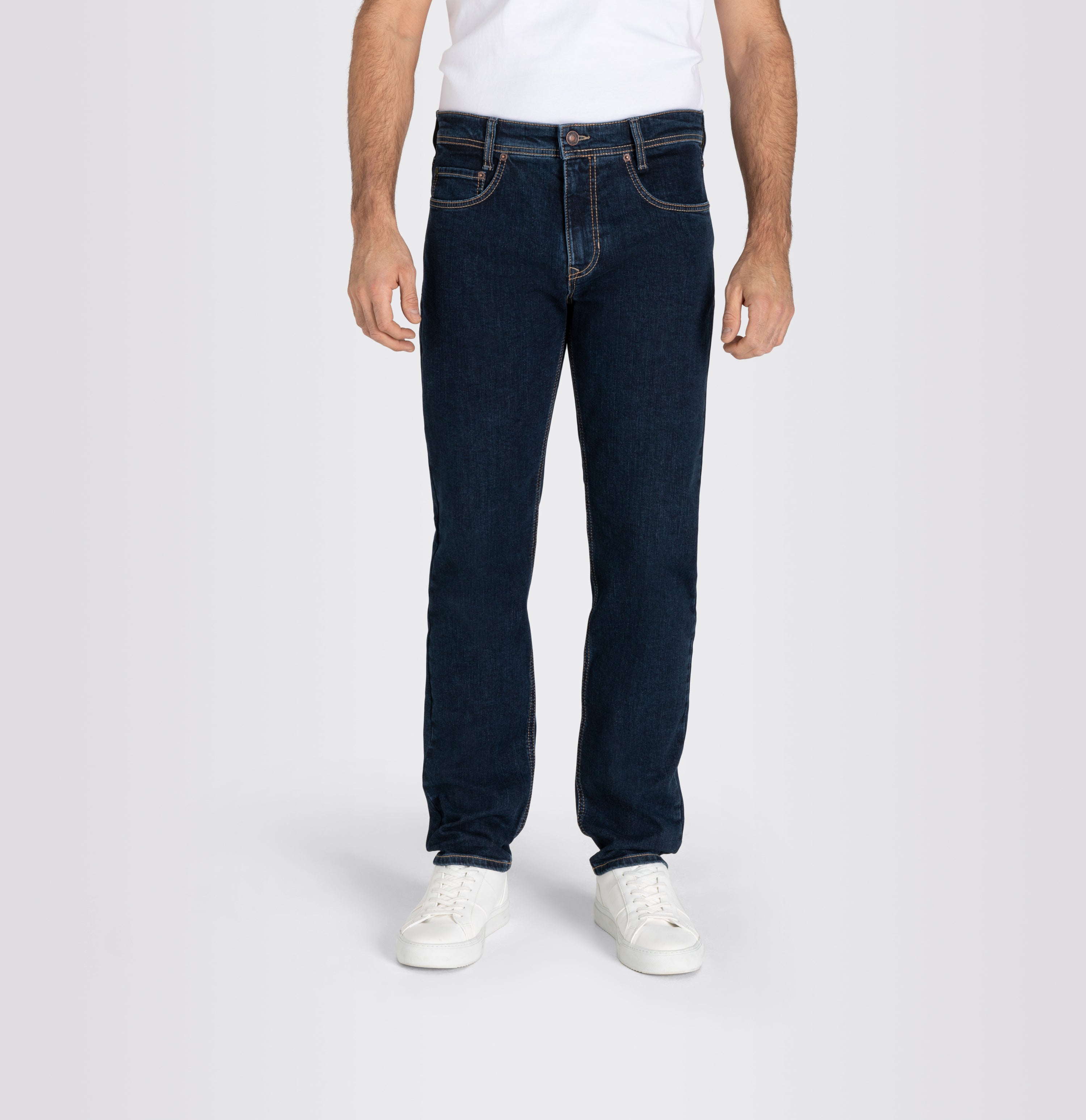 Slim, sporty jeans with recycled cotton. | S-NAME | S-FBBZ | Front view of model
