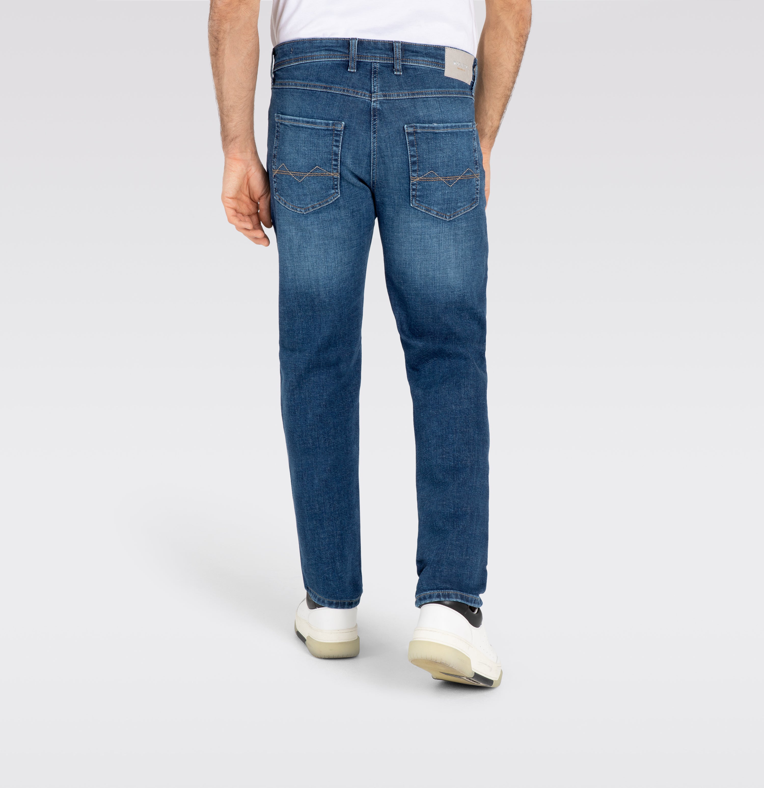 Slim, sporty jeans with recycled cotton. | S-NAME | S-FBBZ | Back view of model