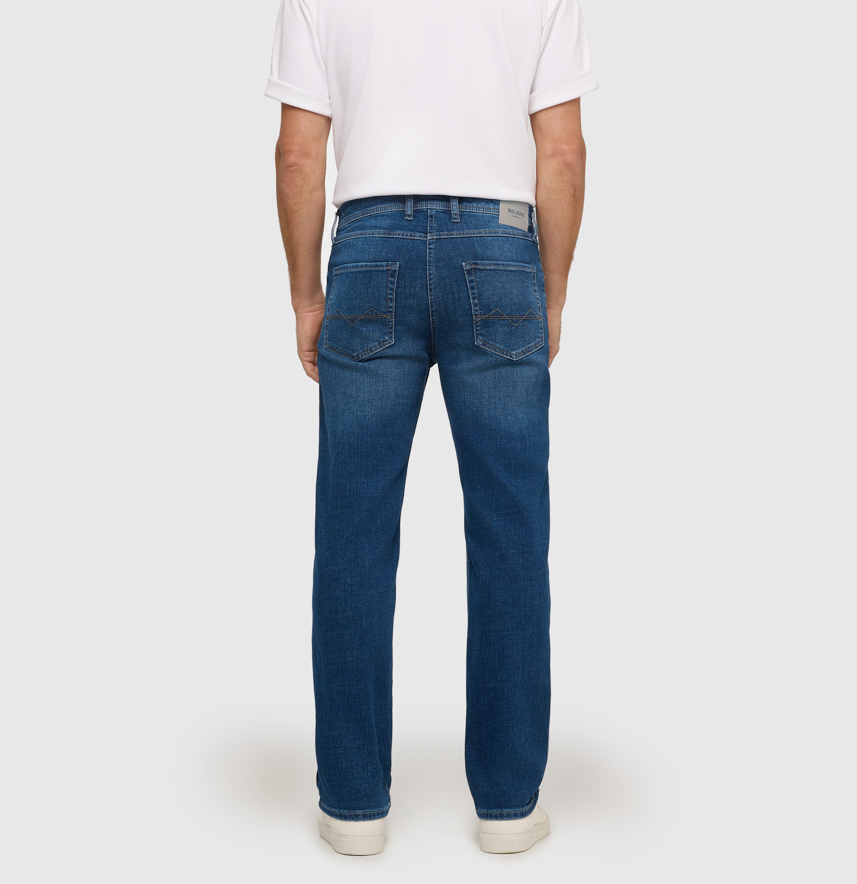 Slim jeans made of recycled denim. | Arne | dark blue authentic 3D | Back view of model