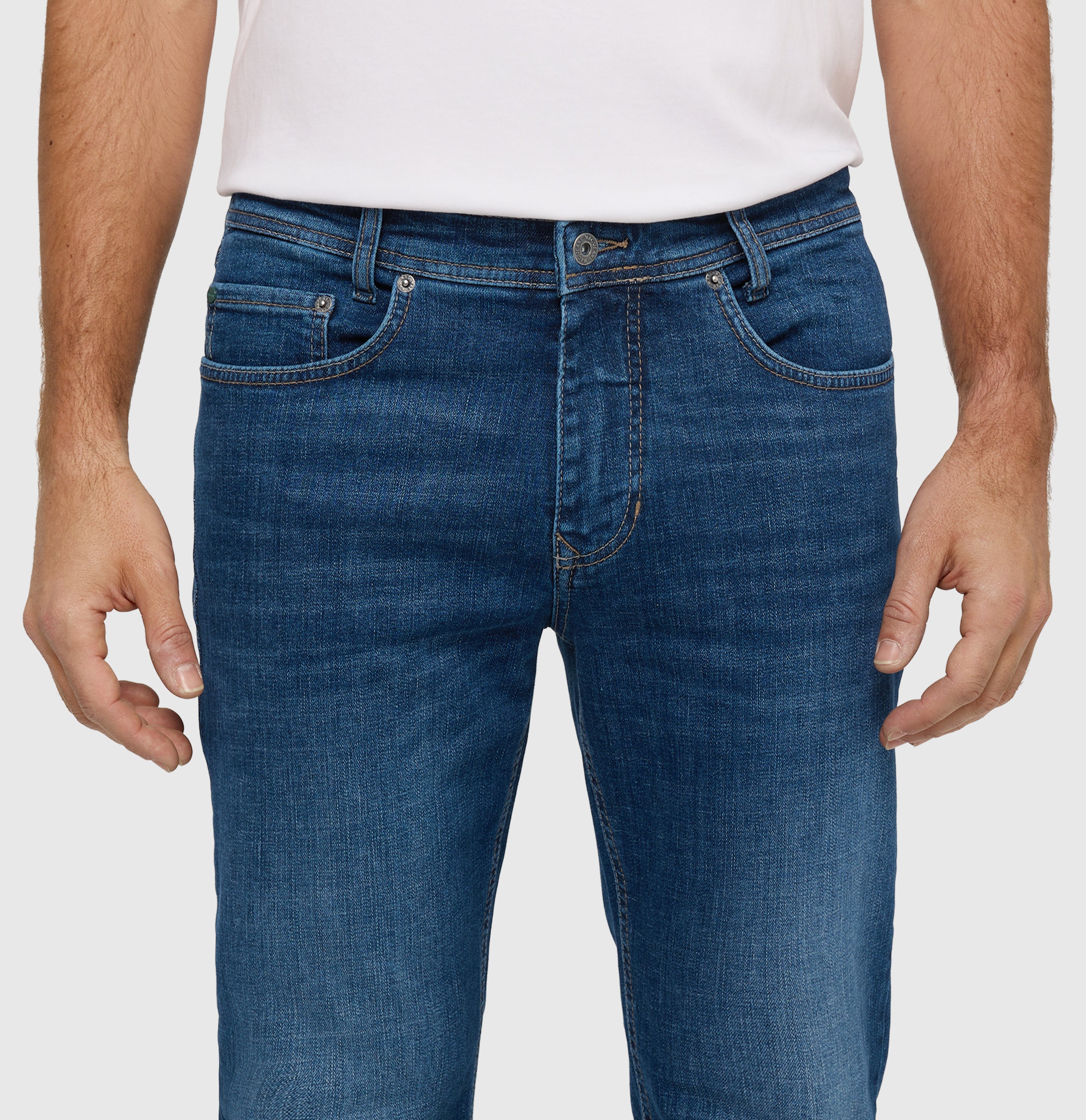 Slim jeans made of recycled denim. | Arne | dark blue authentic 3D | Detailed view 2 of model