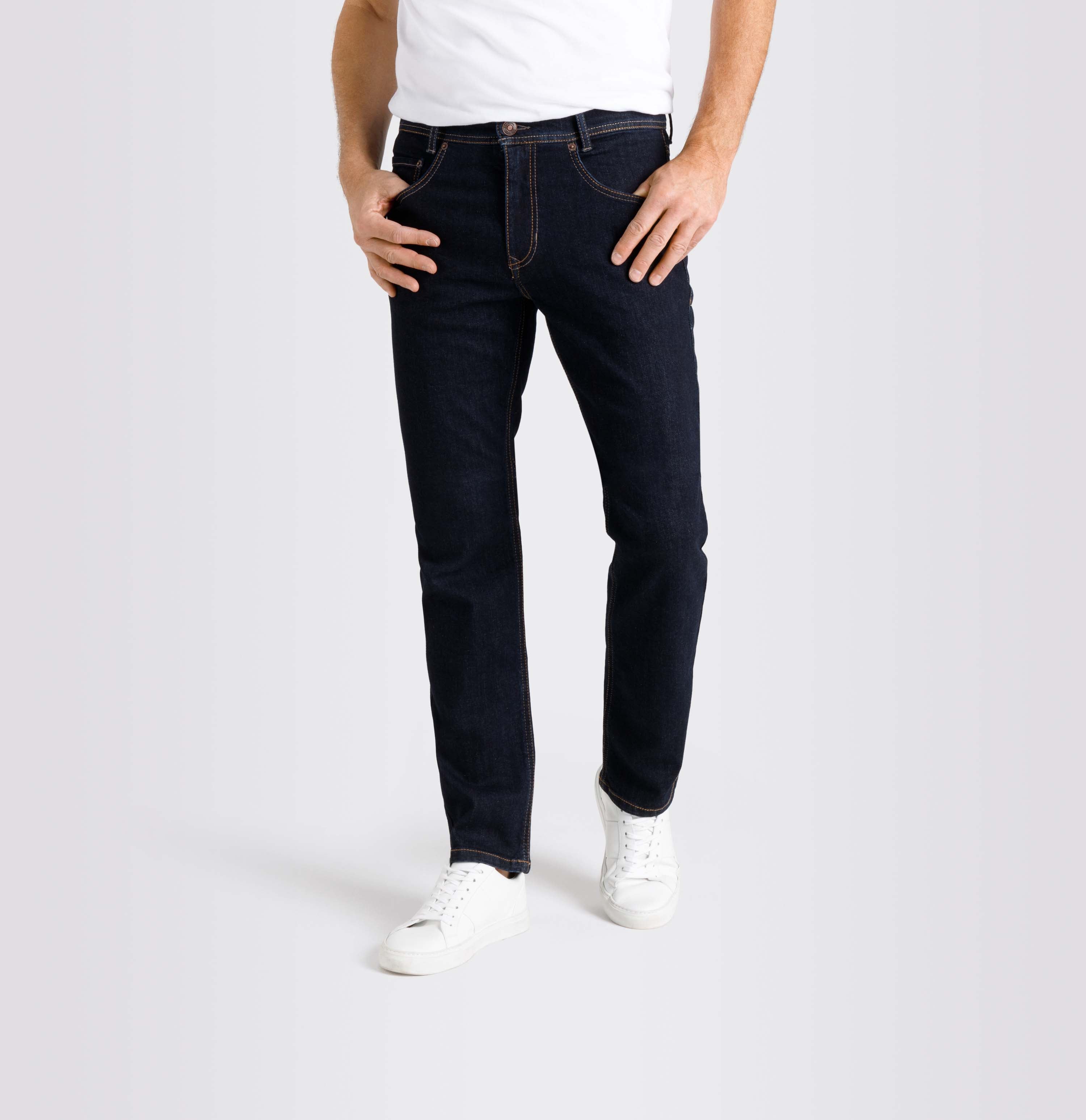 Slim, sporty jeans with recycled cotton. | S-NAME | S-FBBZ | Front view of model