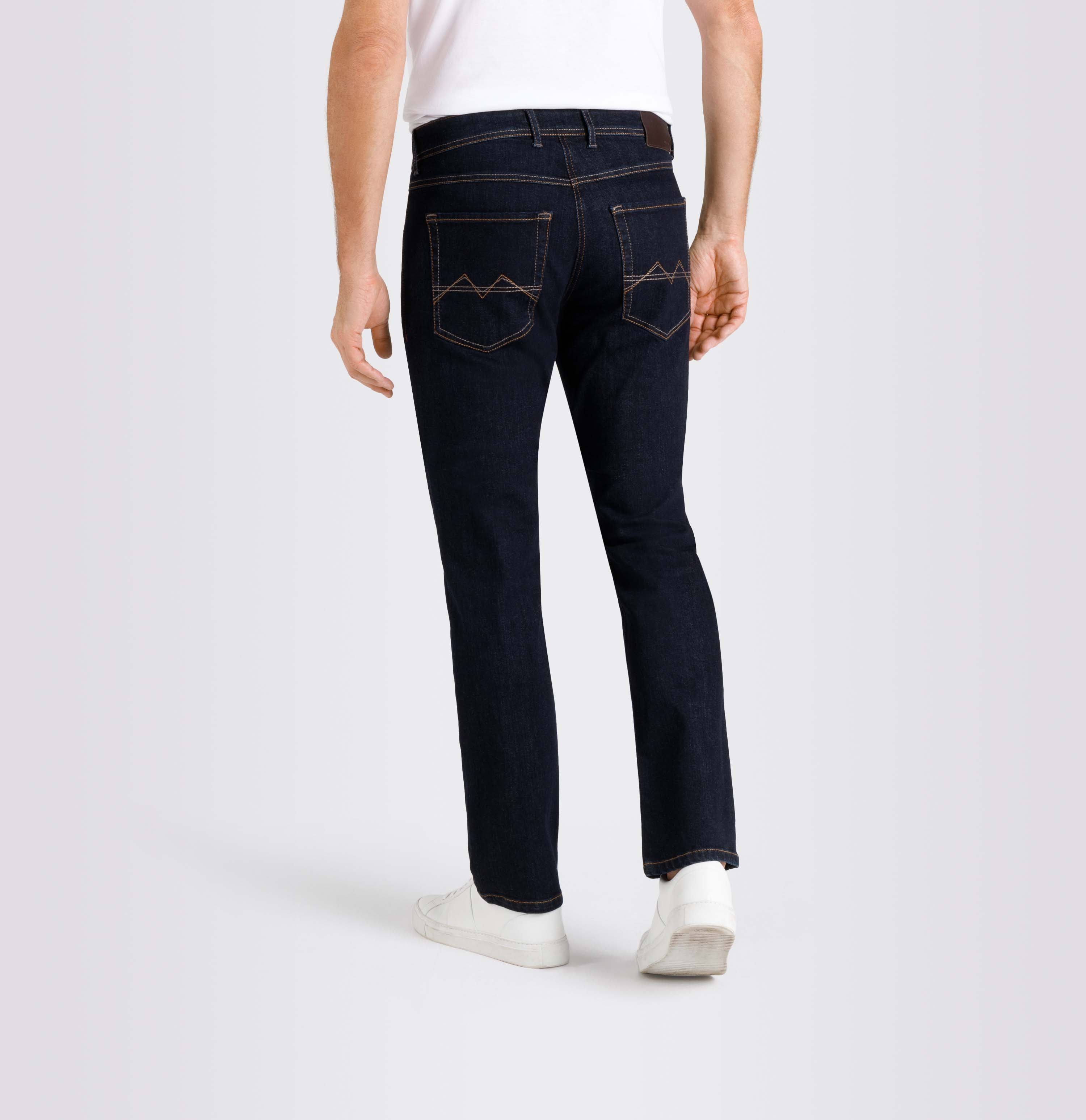 Slim, sporty jeans with recycled cotton. | Arne | authentic dark blue | Back view of model