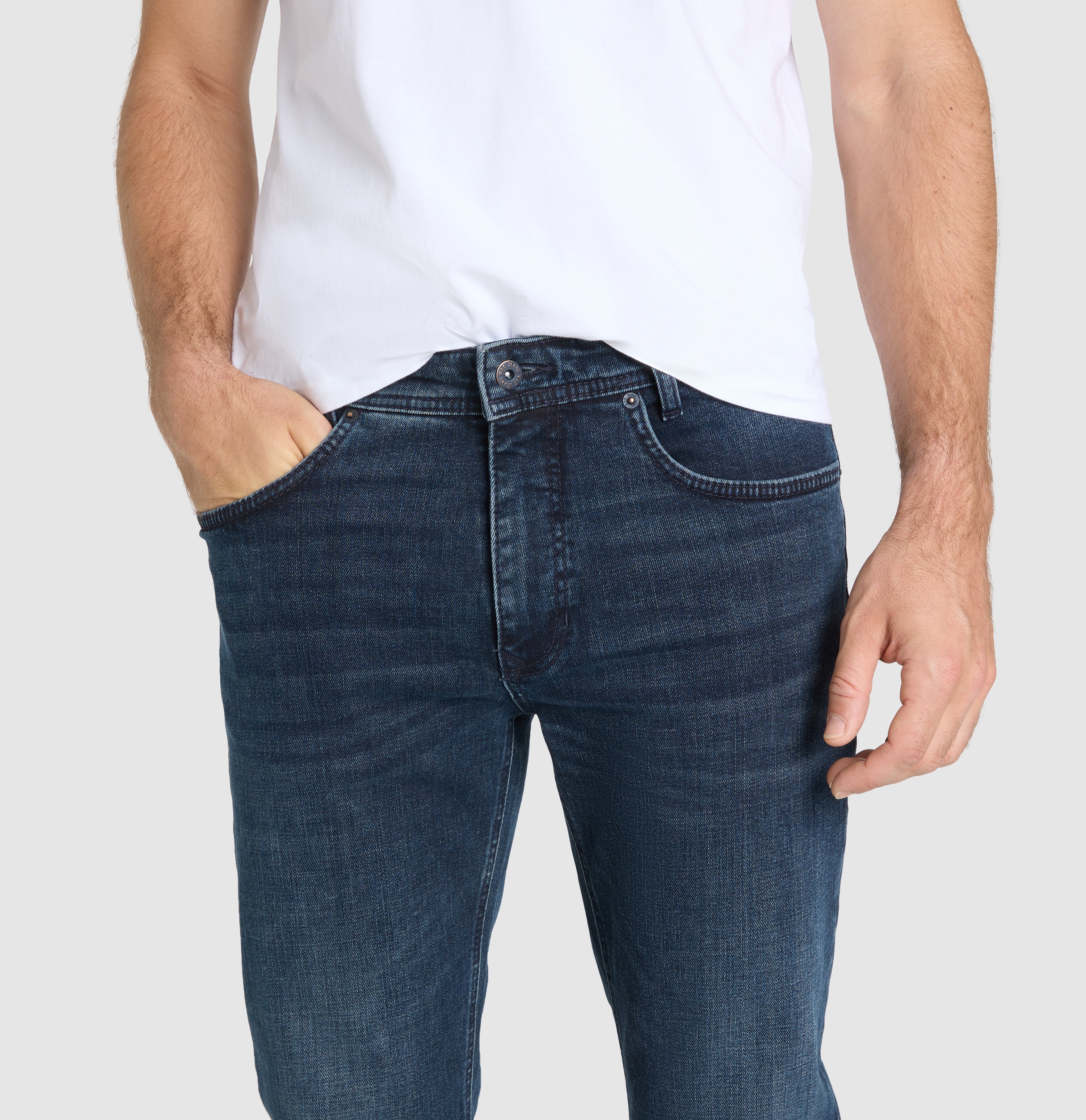 Slim jeans made of recycled denim. | Arne | deep blue authentic used od black | Side view of model