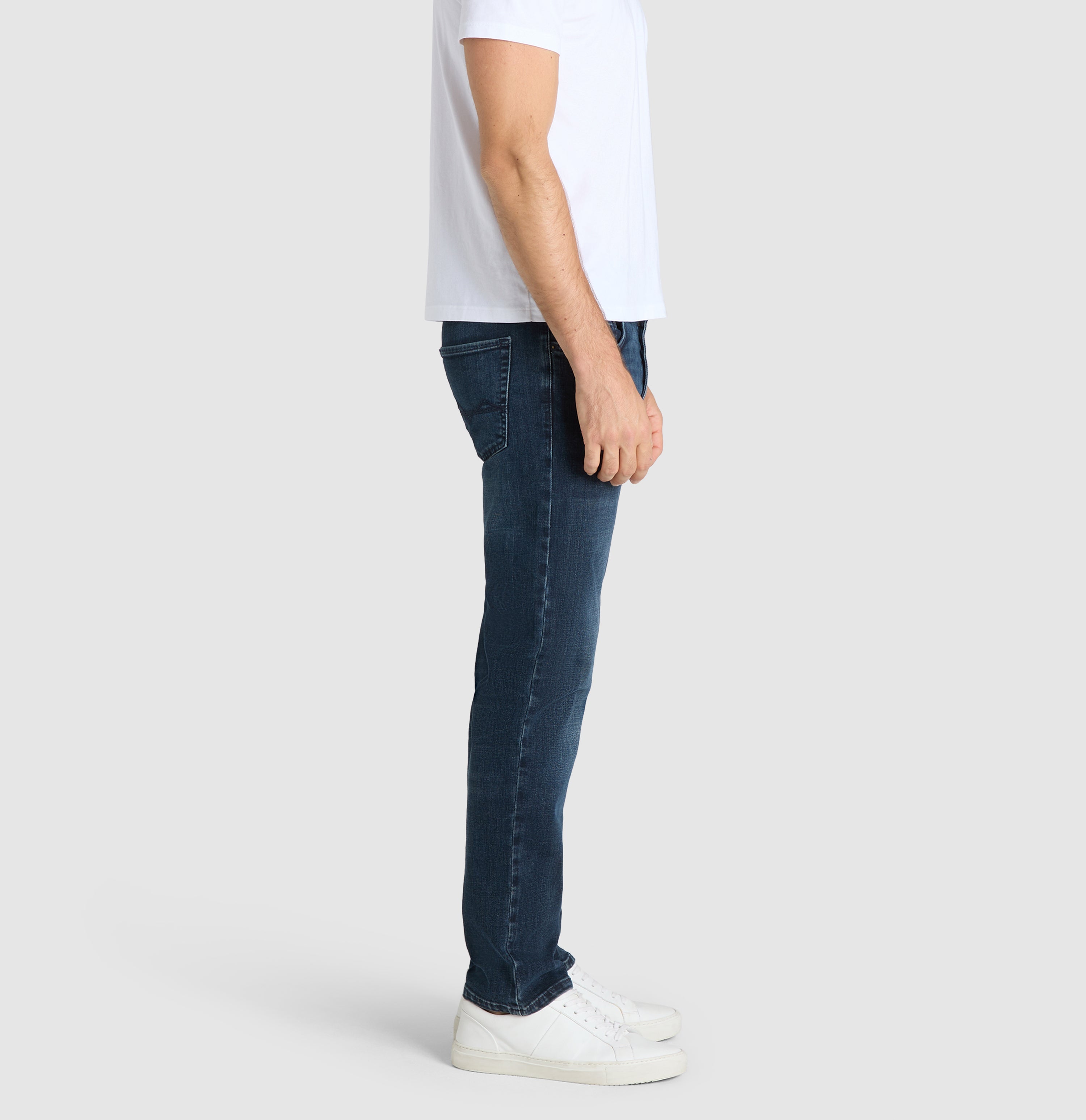 Slim jeans made of recycled denim. | Arne | deep blue authentic used od black | Detailed view 4 of model