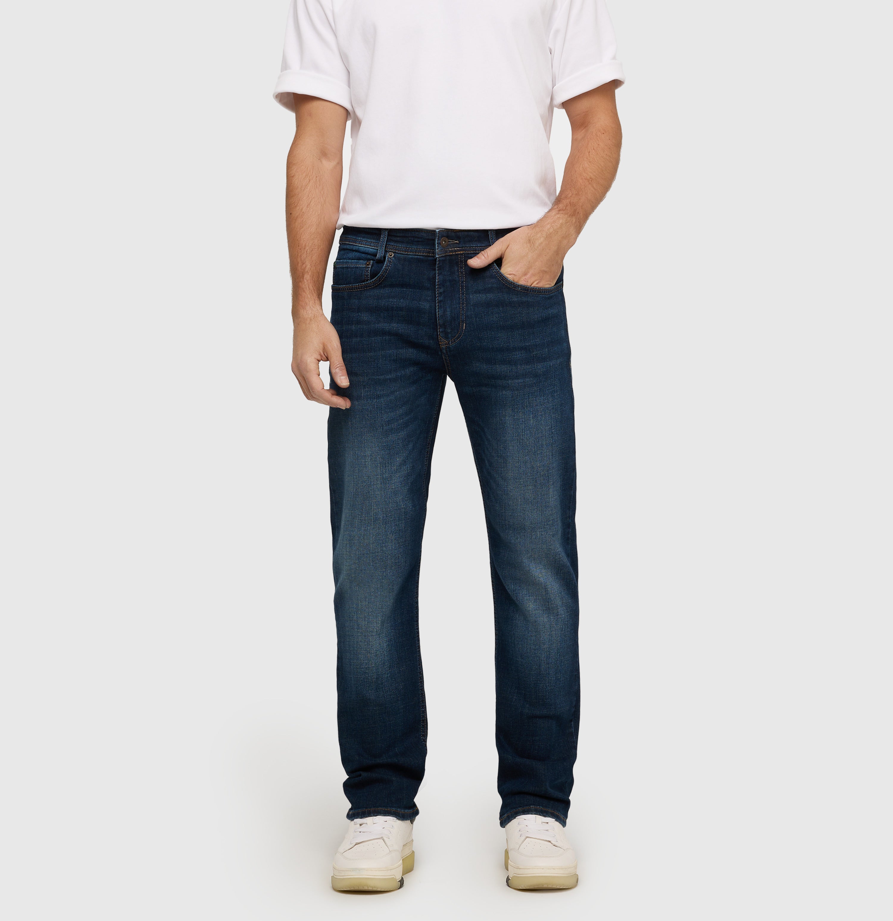 Slim jeans made of recycled denim. | Arne | dark vintage blue | Front view of model