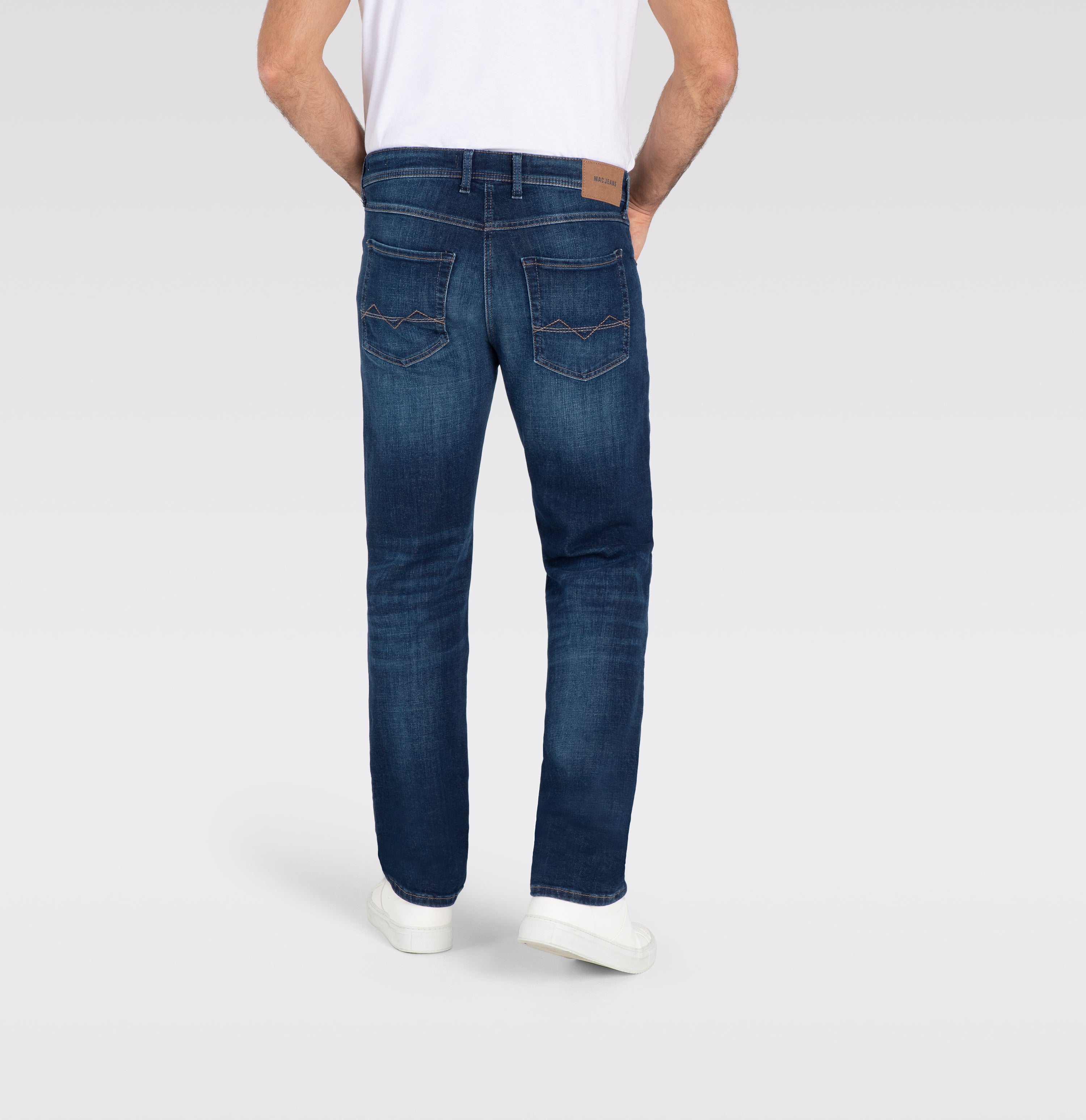 Slim, sporty jeans with recycled cotton. | S-NAME | S-FBBZ | Back view of model