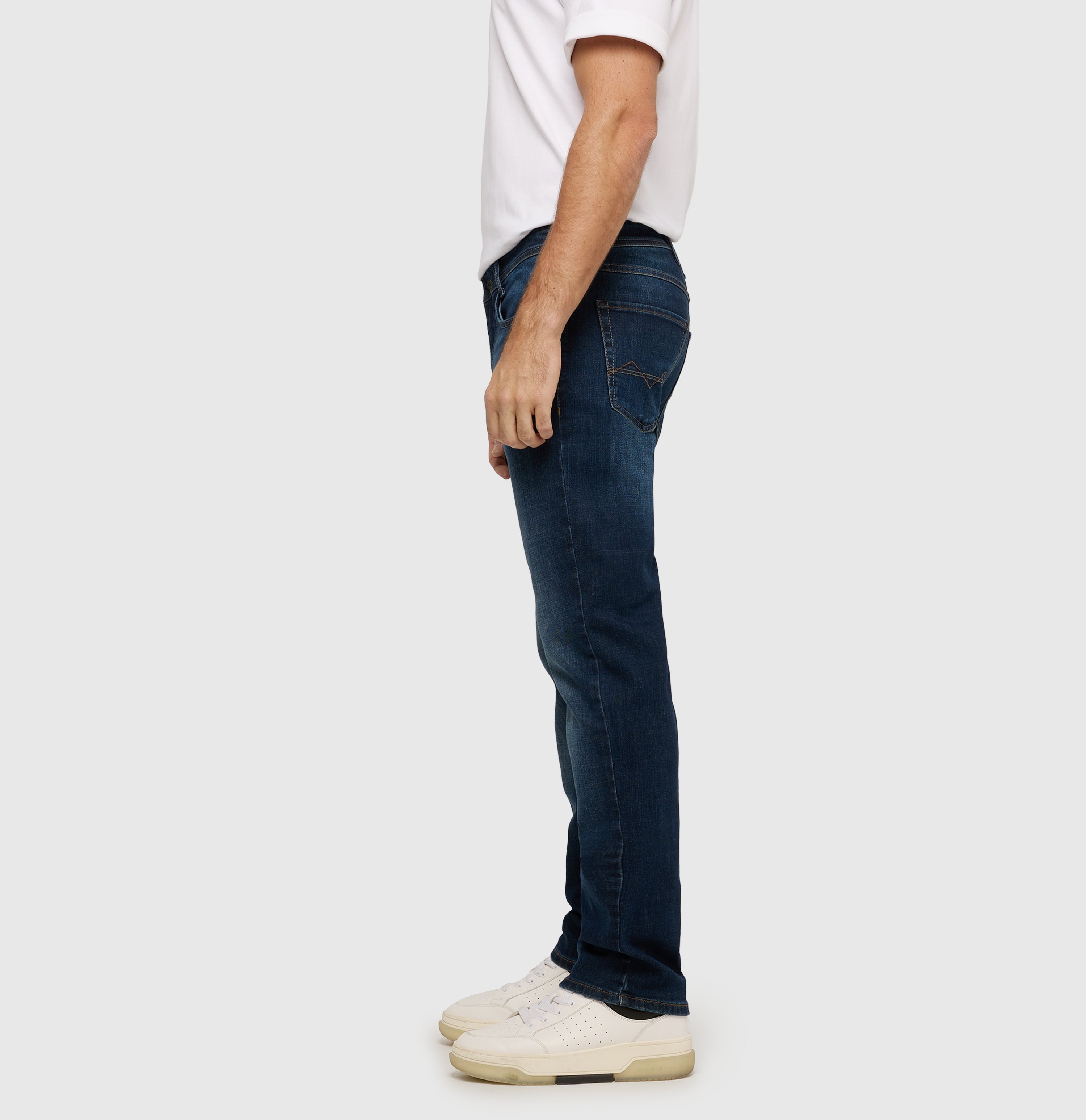 Slim jeans made of recycled denim. | Arne | dark vintage blue | Side view of model