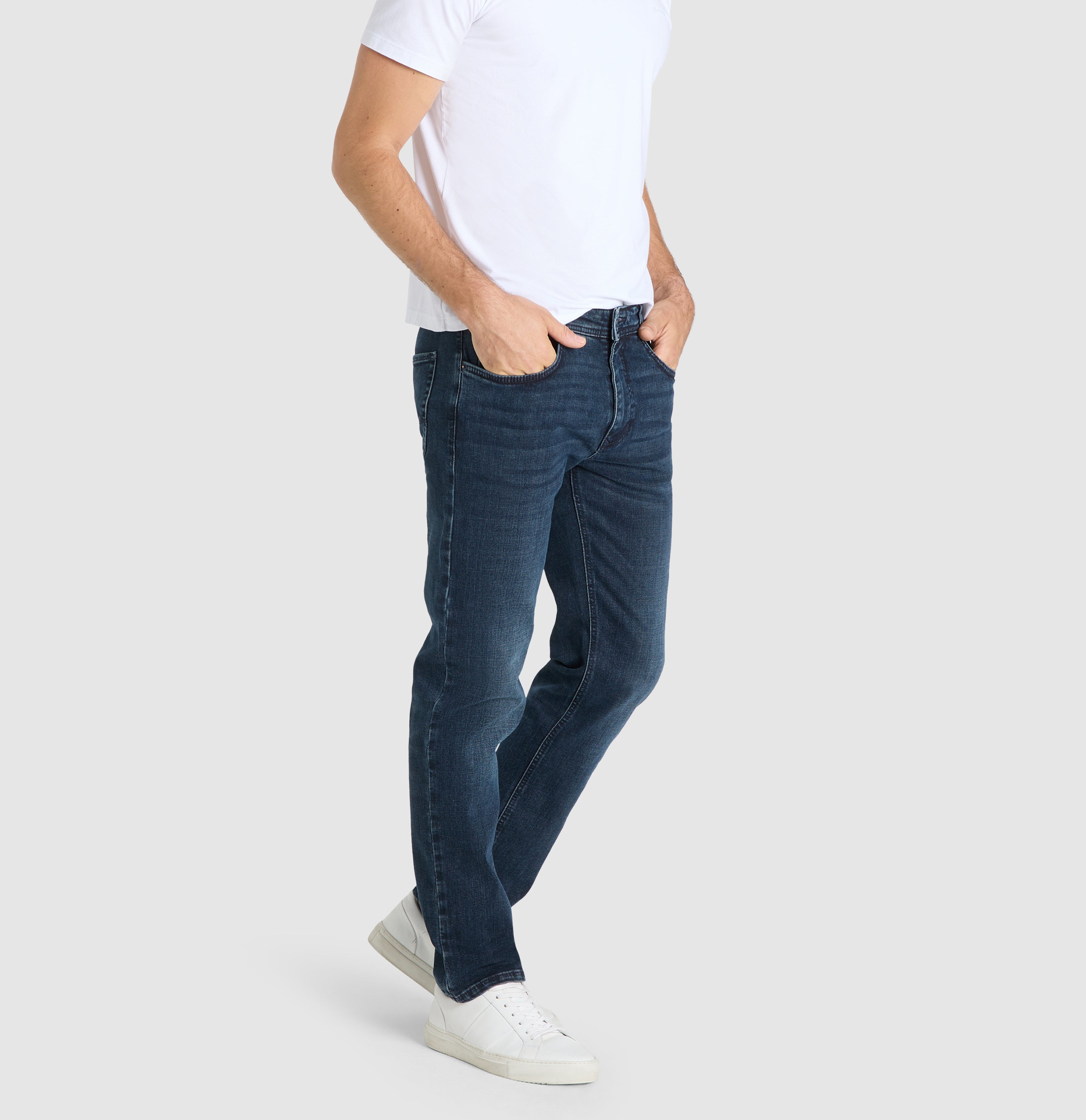 Slim, sporty jeans with recycled cotton. | Arne | deep blue authentic used od black | Detailed view 2 of model