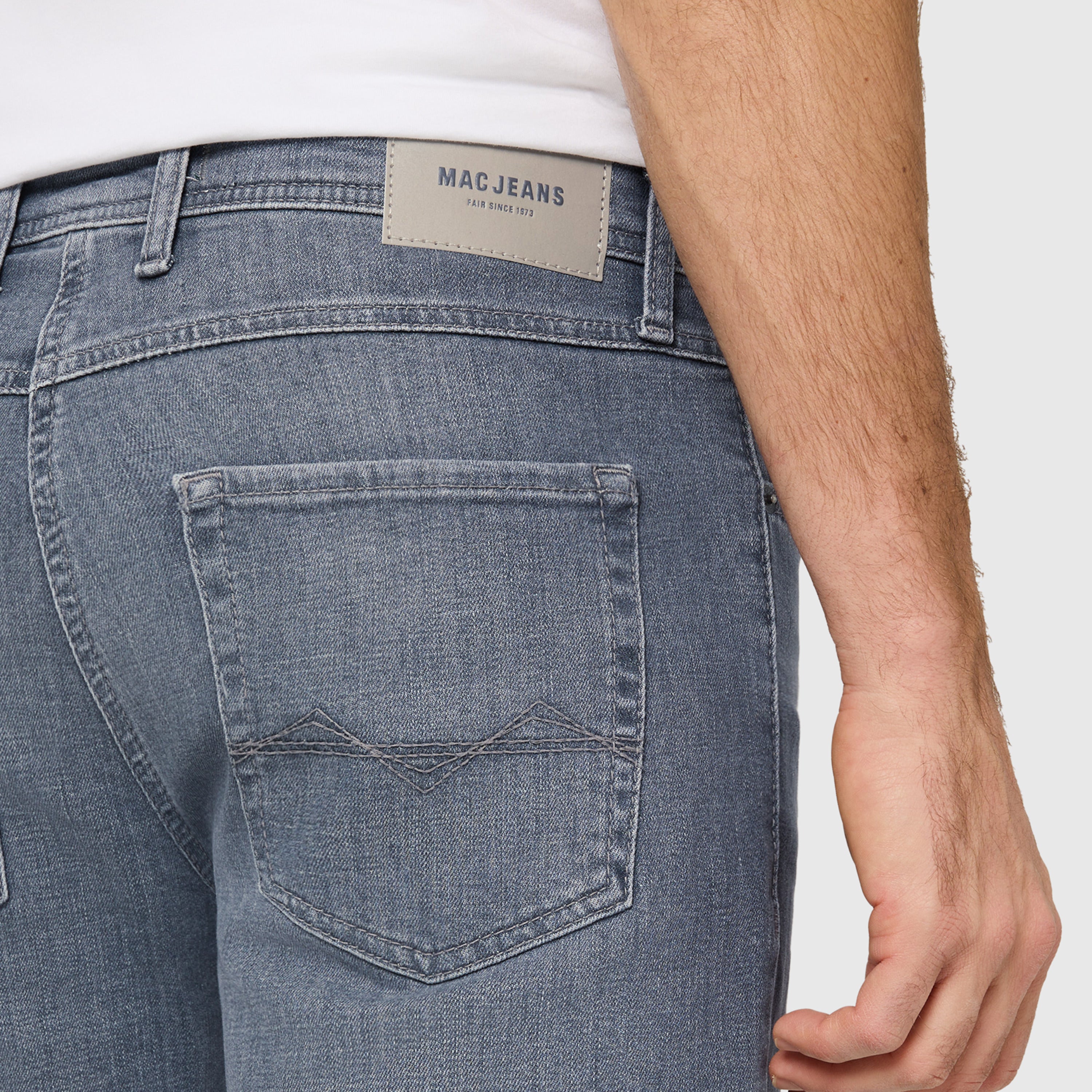 Slim jeans made of recycled denim. | Arne | dust grey used | Detailed view 4 of model