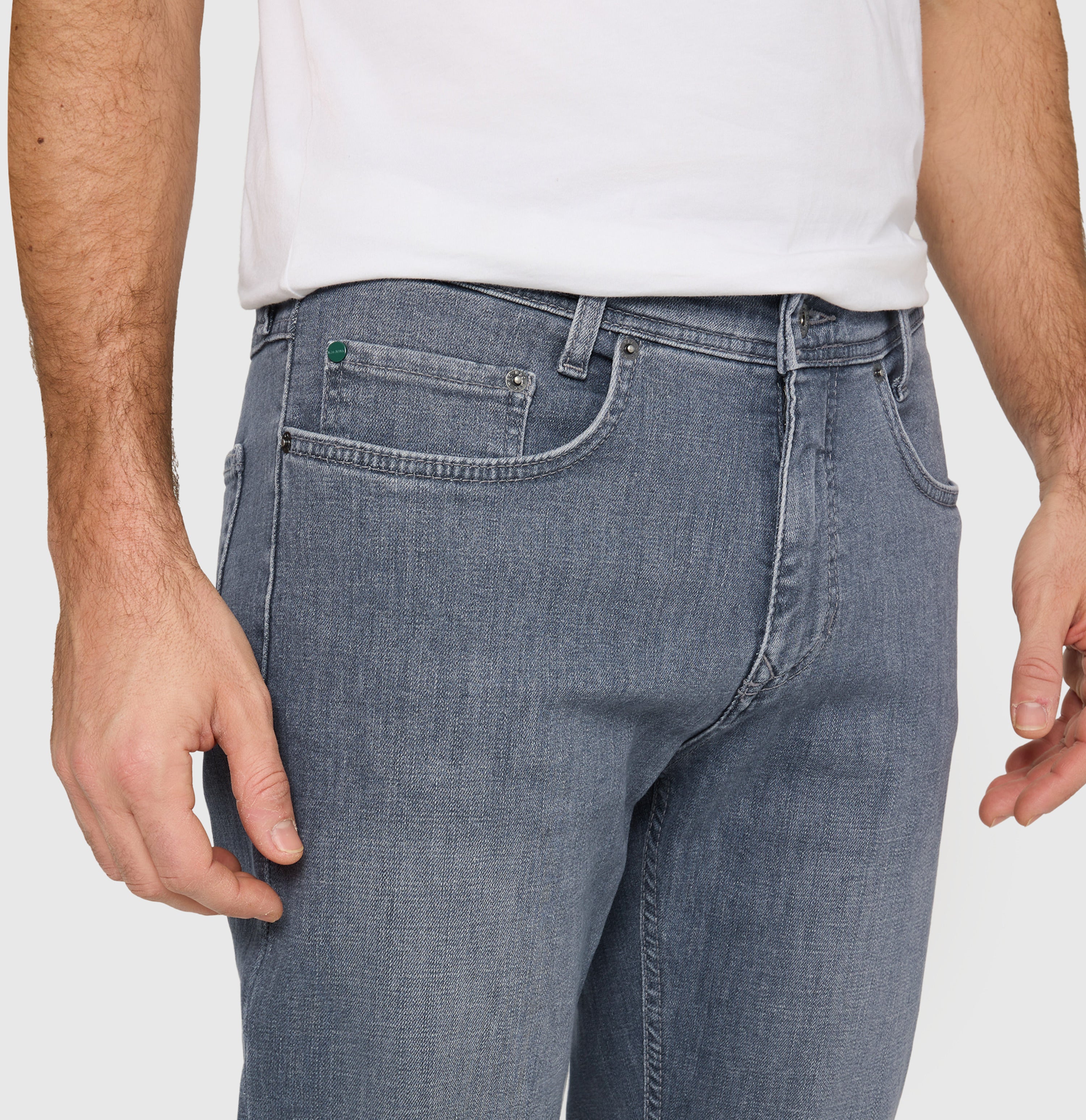 Slim jeans made of recycled denim. | Arne | dust grey used | Campaign image