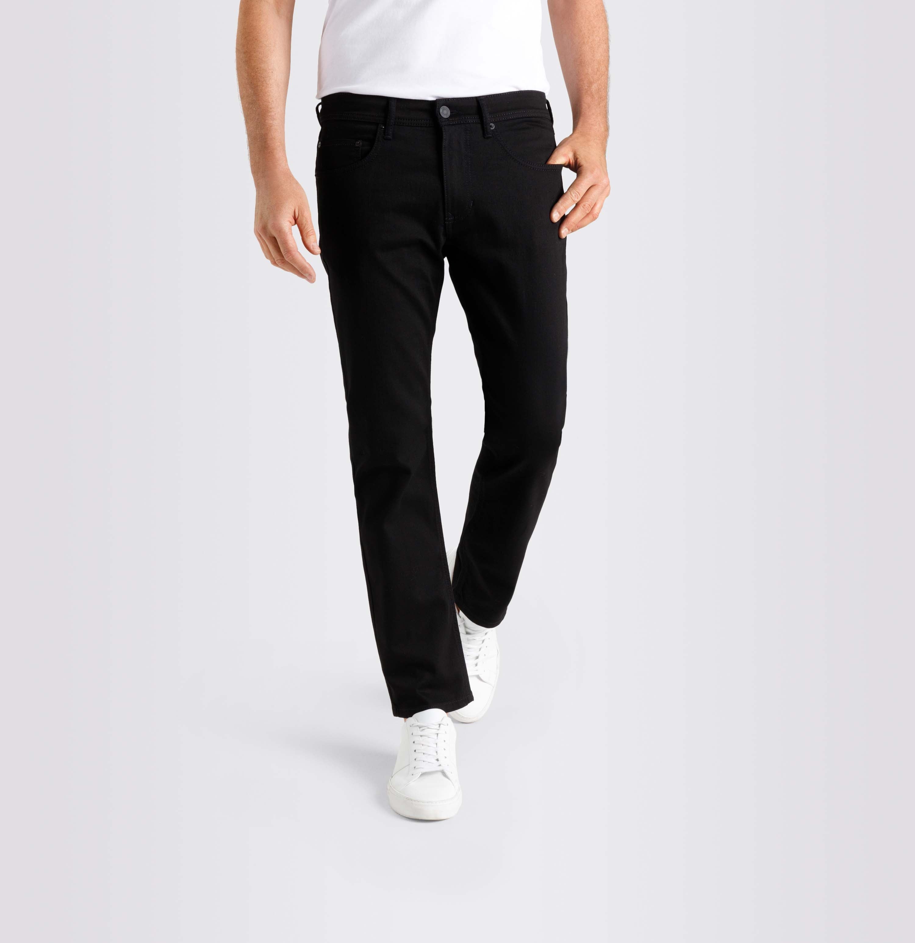 Modern fit with Stay Black technology. | S-NAME | S-FBBZ | Front view of model
