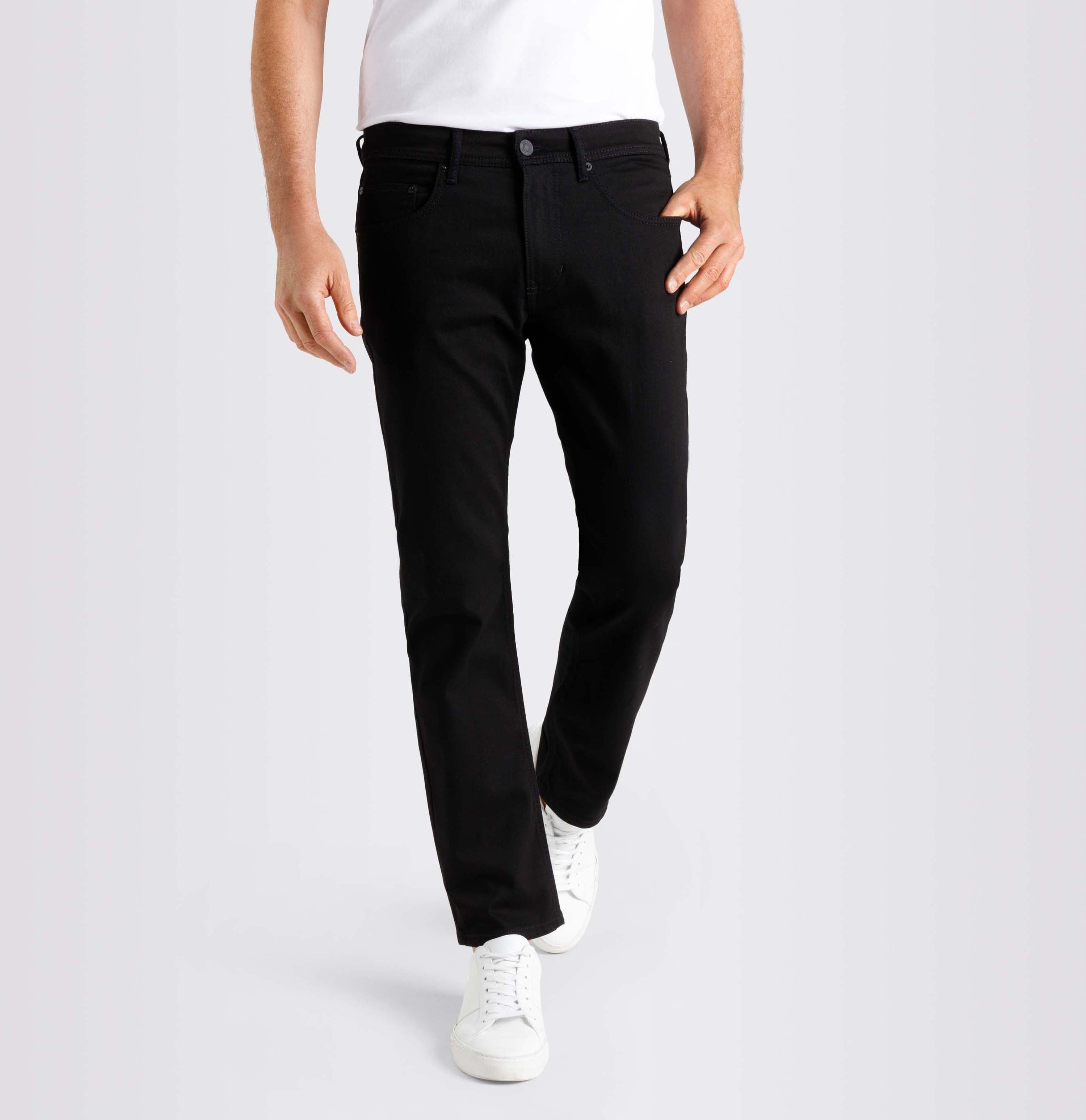 Modern fit with Stay Black technology. | Arne | stay black black | Front view of model