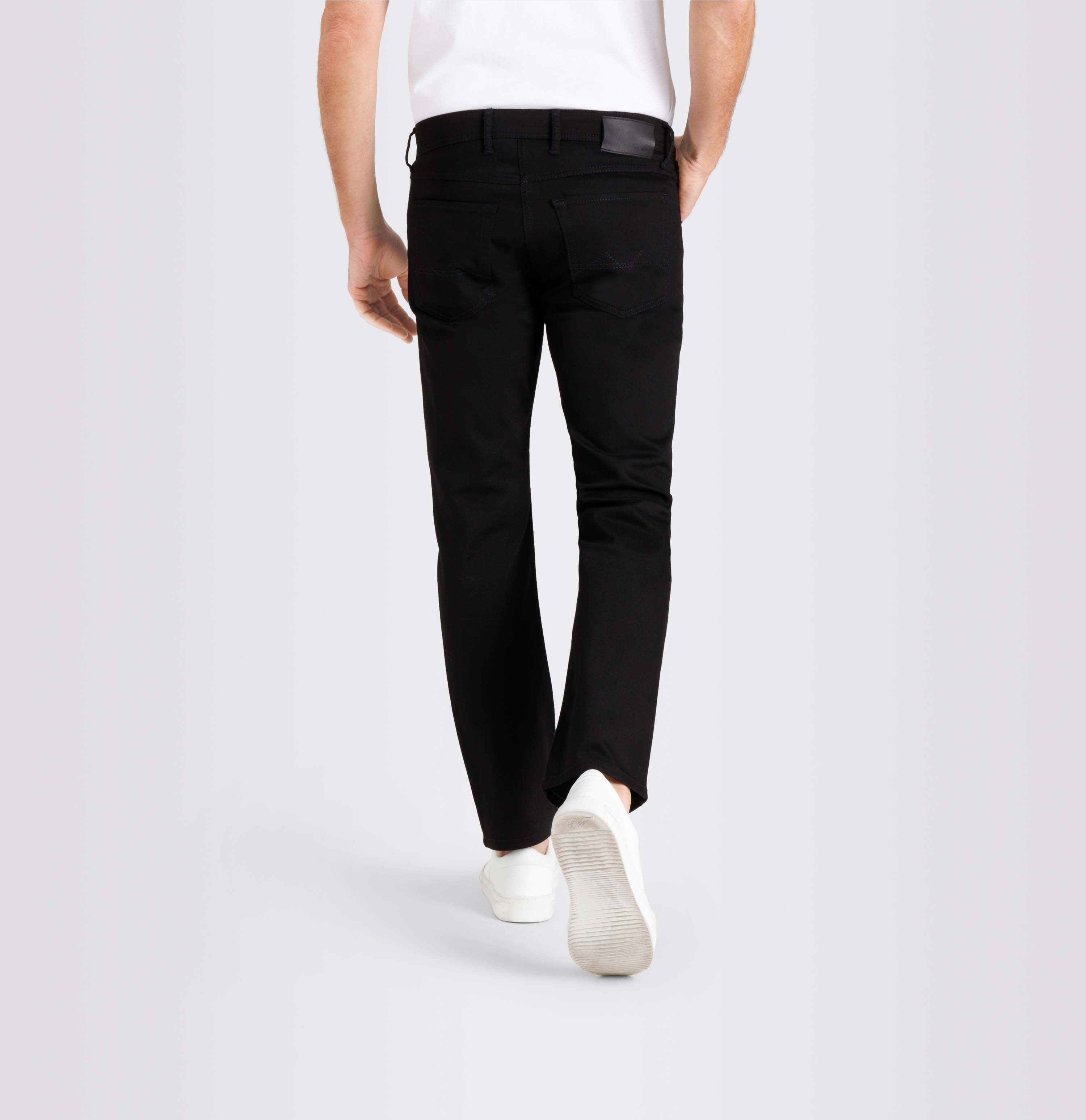 Modern fit with Stay Black technology. | S-NAME | S-FBBZ | Back view of model