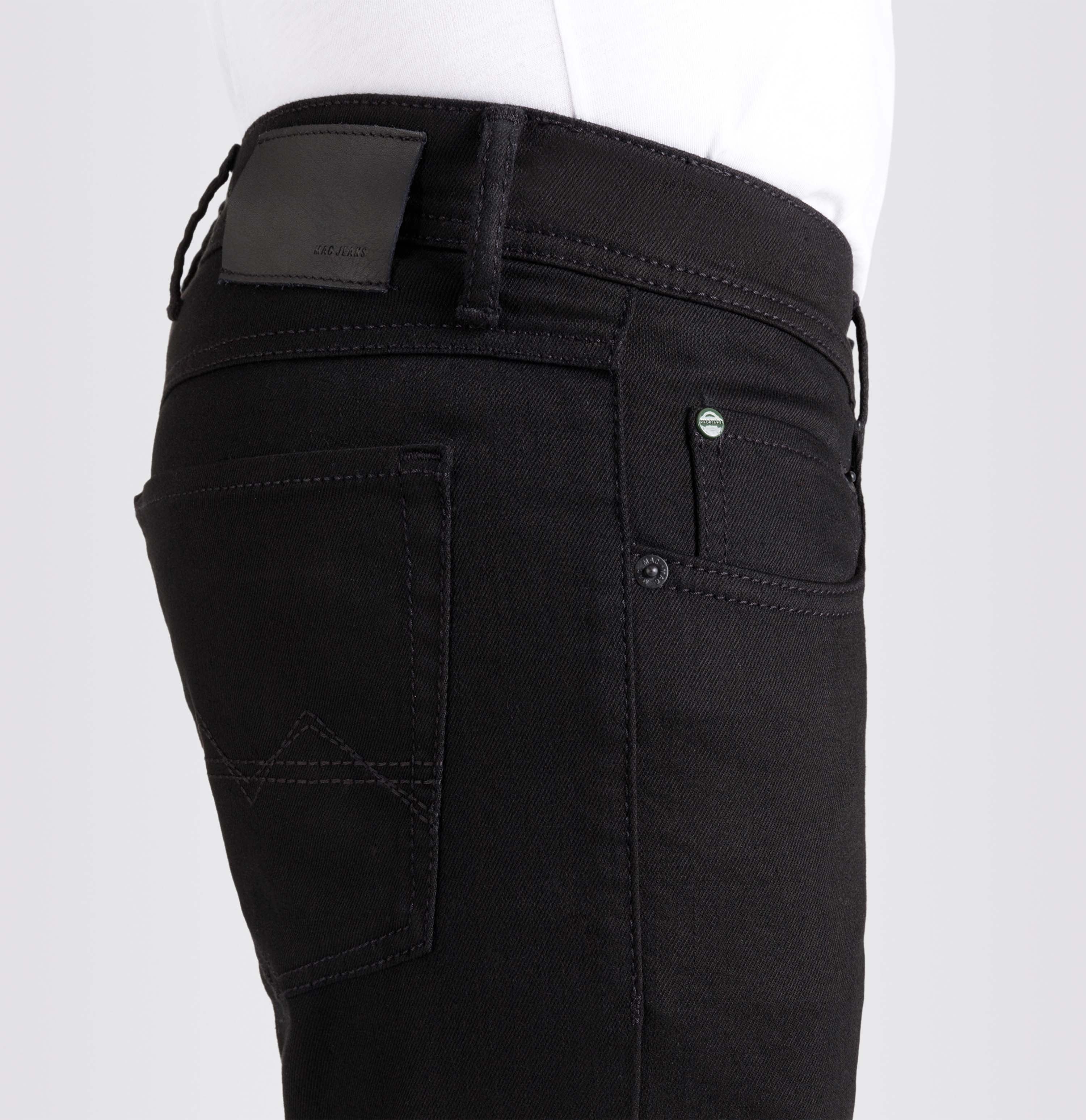 Modern fit with Stay Black technology. | S-NAME | S-FBBZ | Side view of model