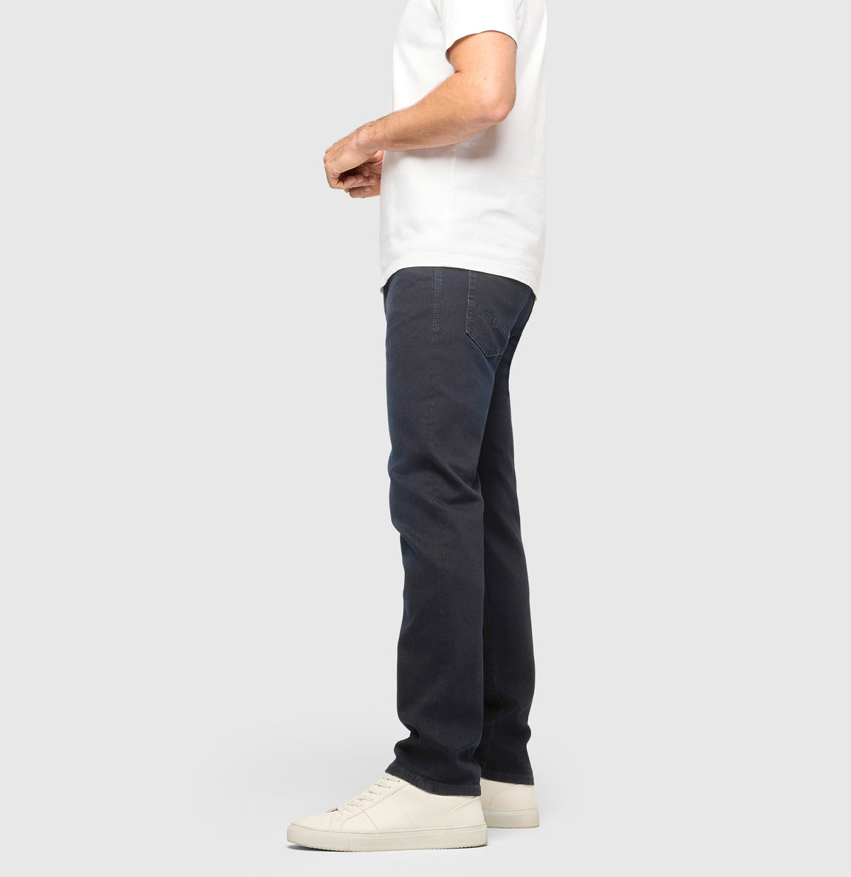 Slim, soft jeans with cashmere content. | Arne | dark blue black | Side view of model