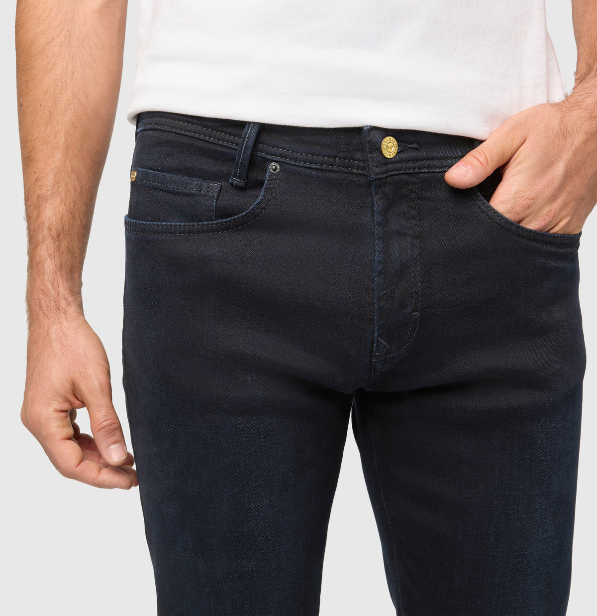Slim, soft jeans with cashmere content. | Arne | dark blue black | Detailed view 3 of model