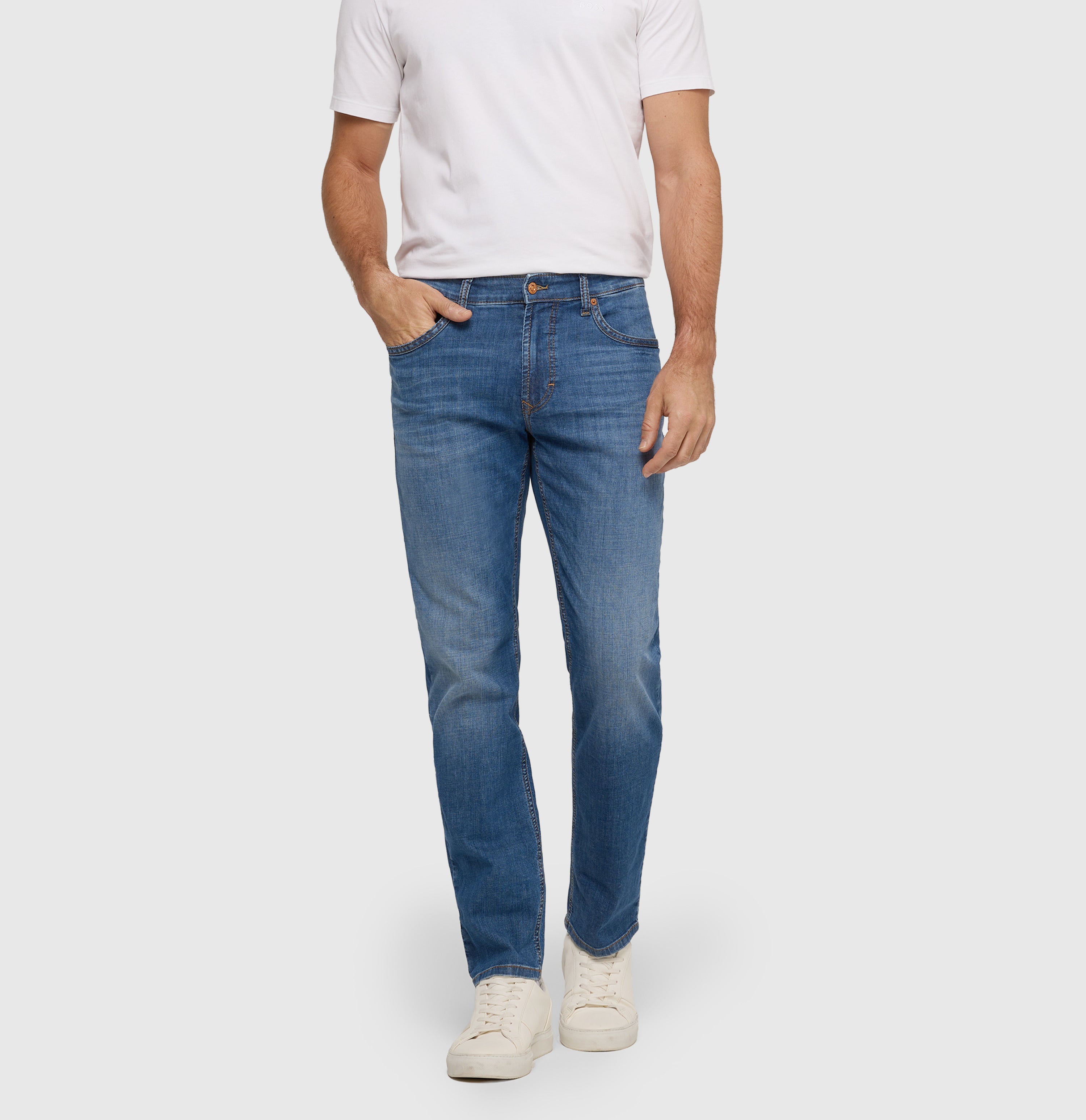 Slim jeans made of light cross denim. | Arne | authentic mid blue used | Front view of model