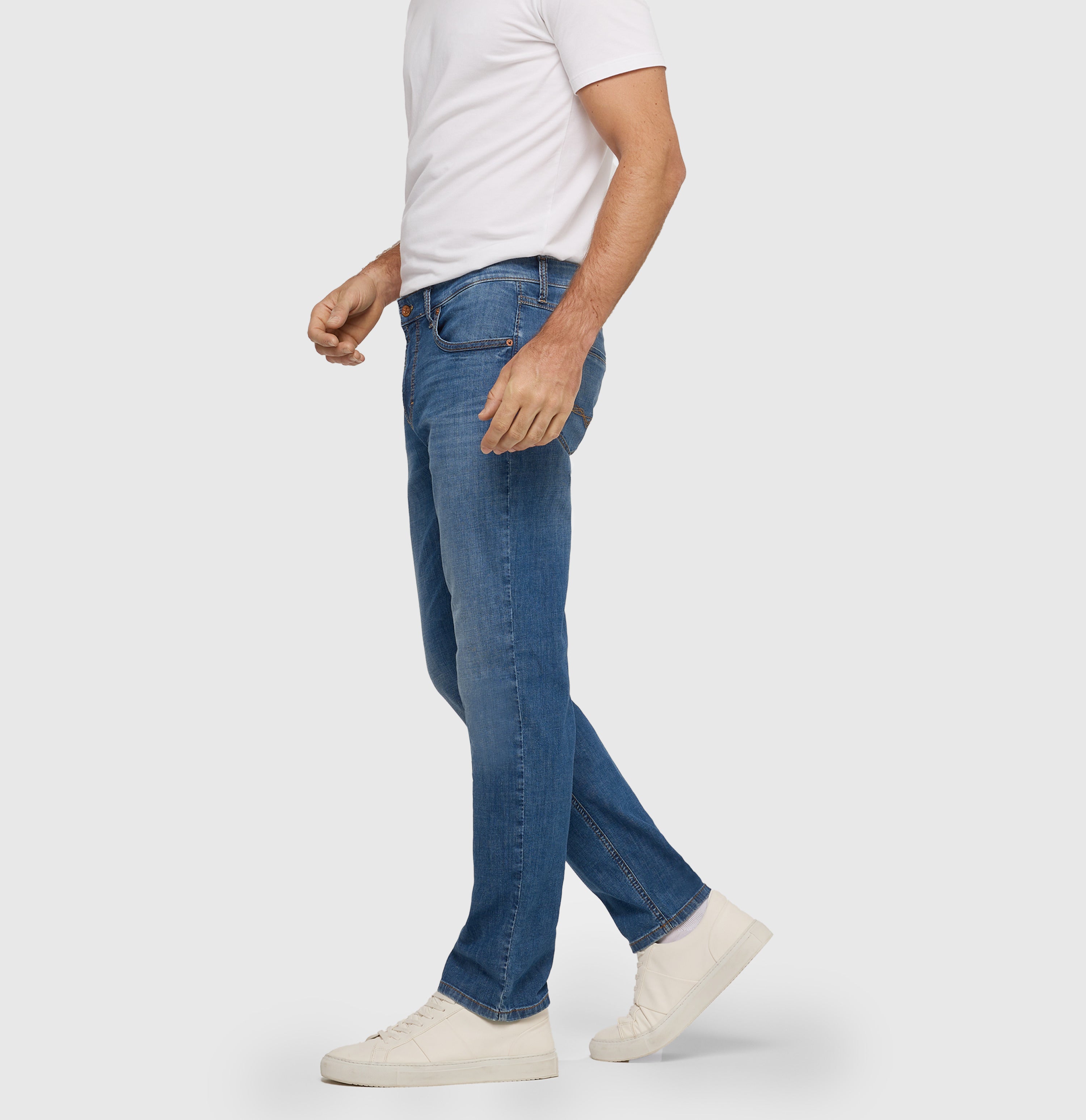 Slim jeans made of light cross denim. | Arne | authentic mid blue used | Side view of model