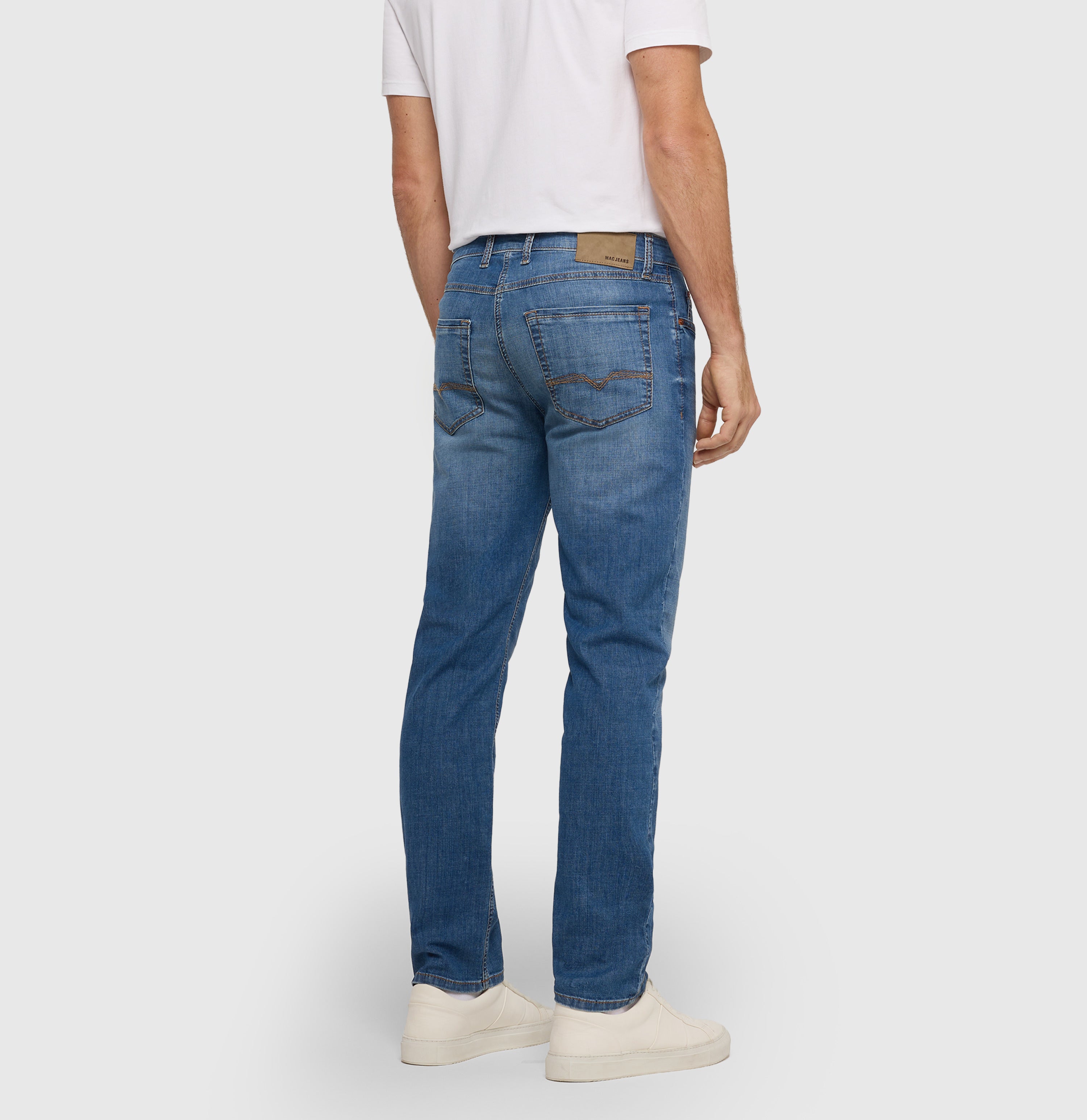 Slim jeans made of light cross denim. | Arne | authentic mid blue used | Detailed view 4 of model