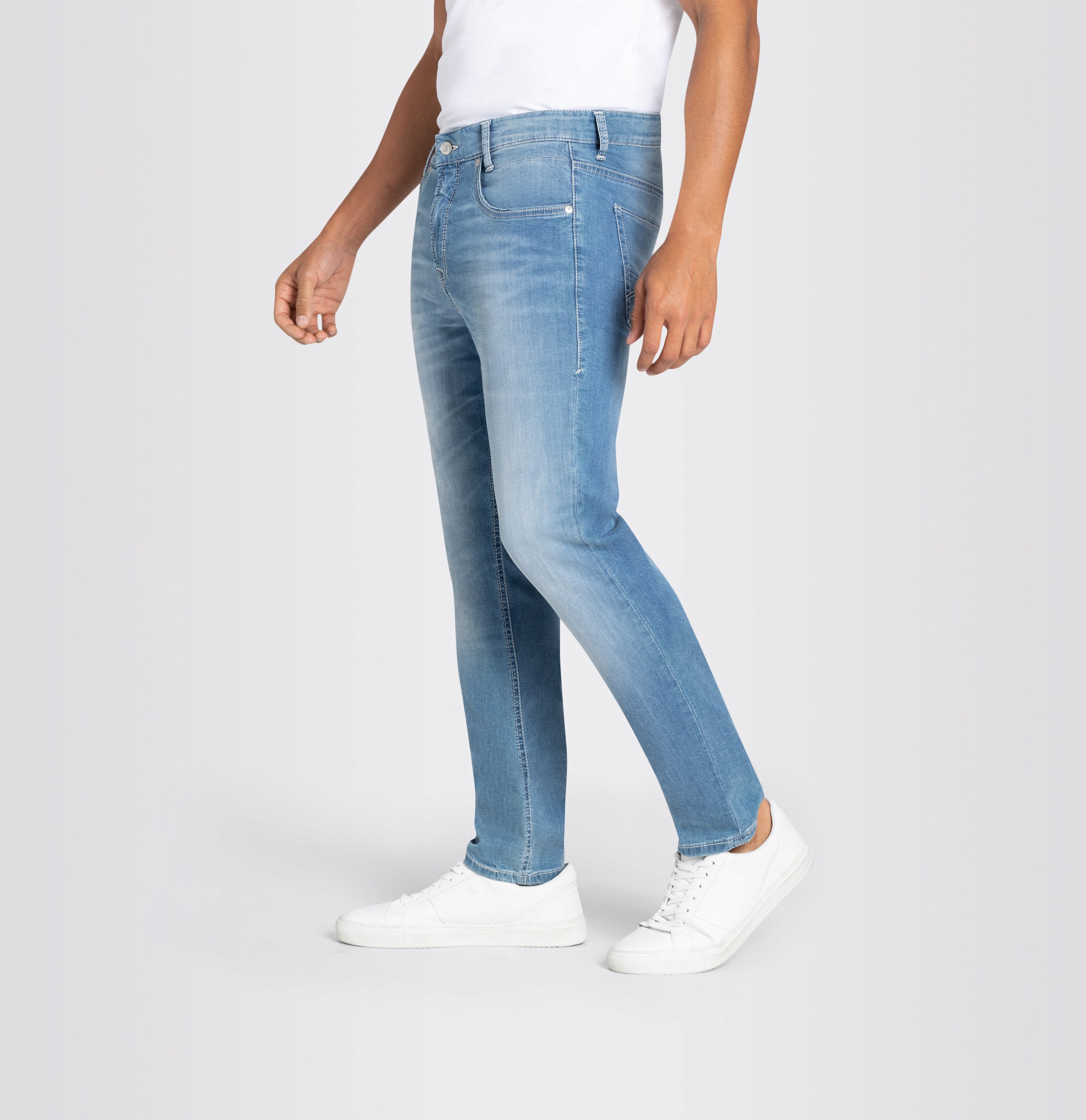 Modern fit made from lightweight denim. | Arne Pipe | light blue authentic wash | Detailed view 3 of model