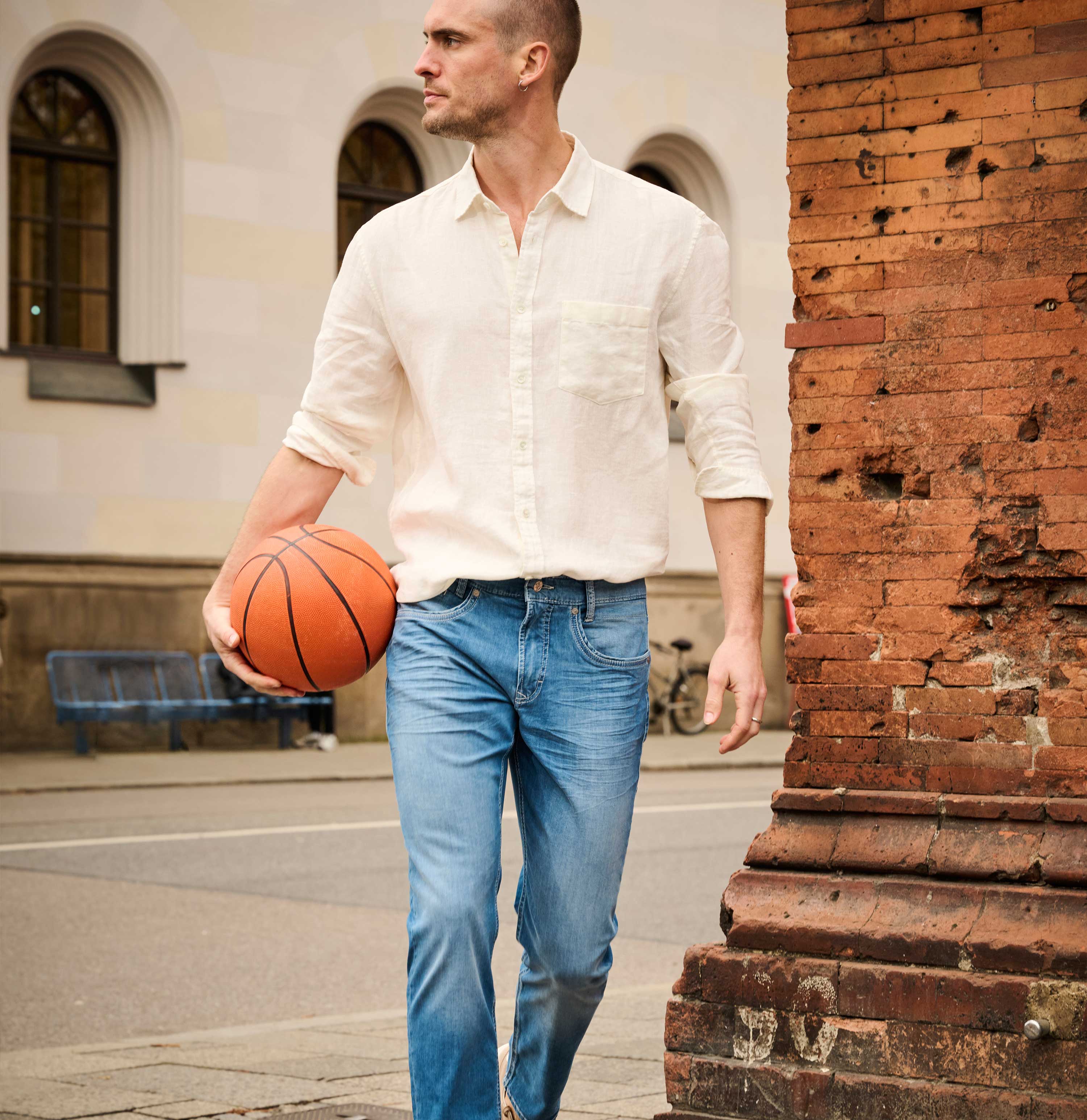 Modern fit made from lightweight denim. | Arne Pipe | light blue authentic wash | Full-body of model