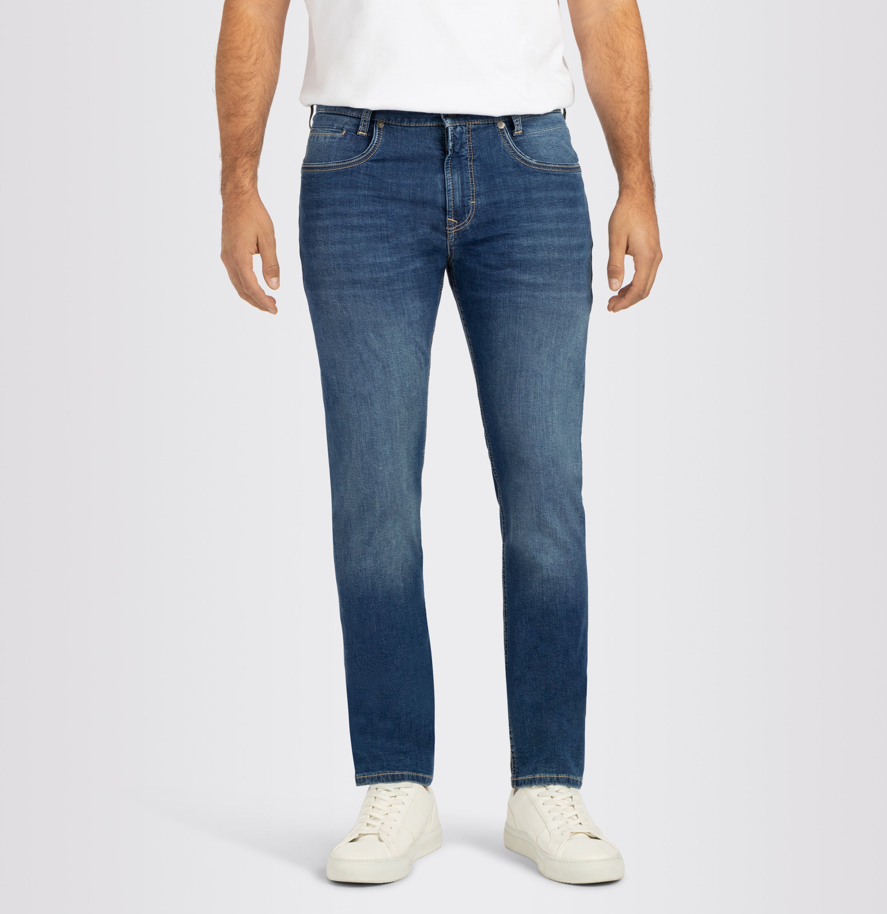 Modern fit made of summery lightweight denim. | Arne Pipe | mid blue authentic used | Front view of model