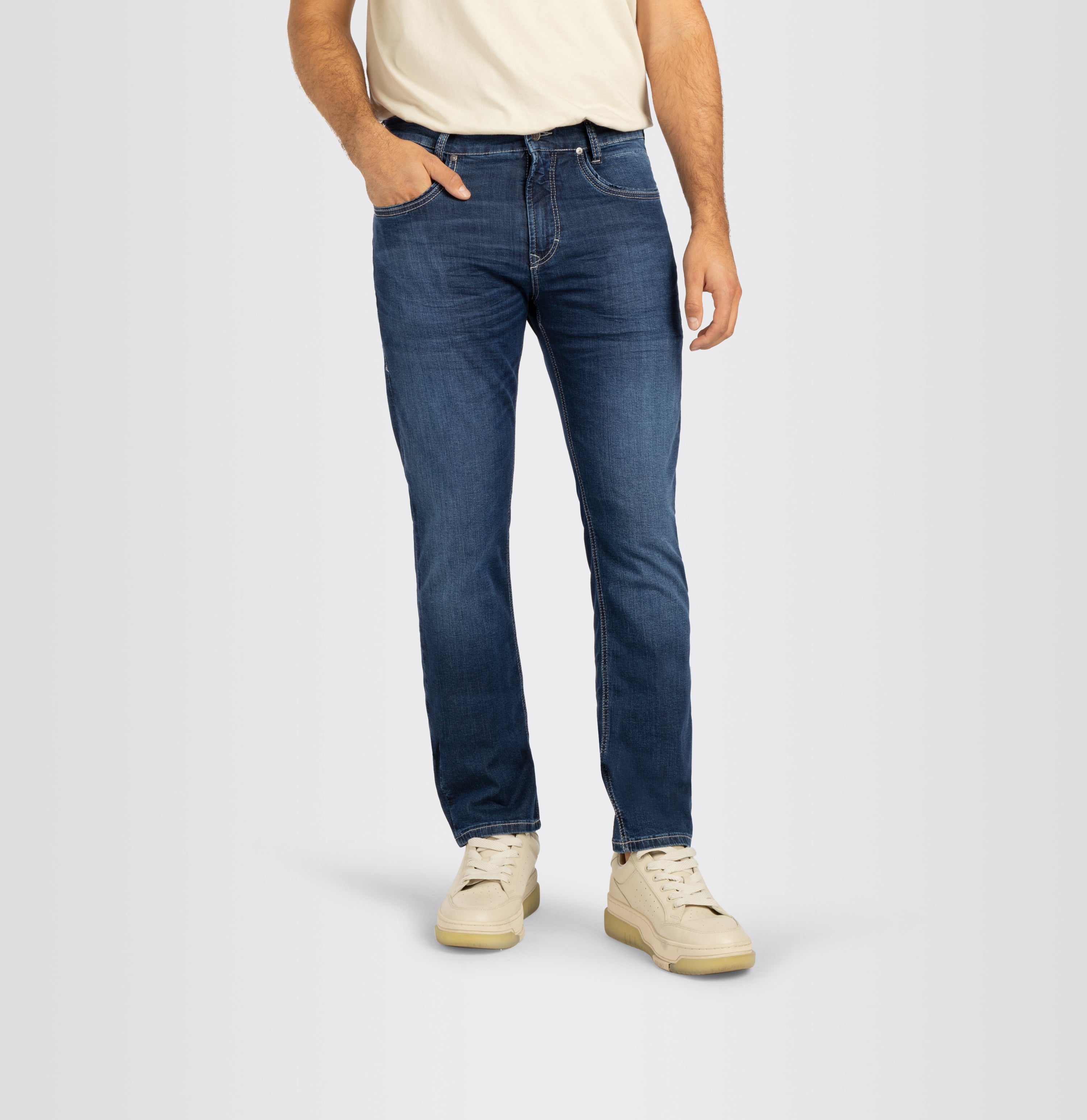 Slim jeans made of summery lightweight denim. | Arne Pipe | deep blue authentic wash | Front view of model
