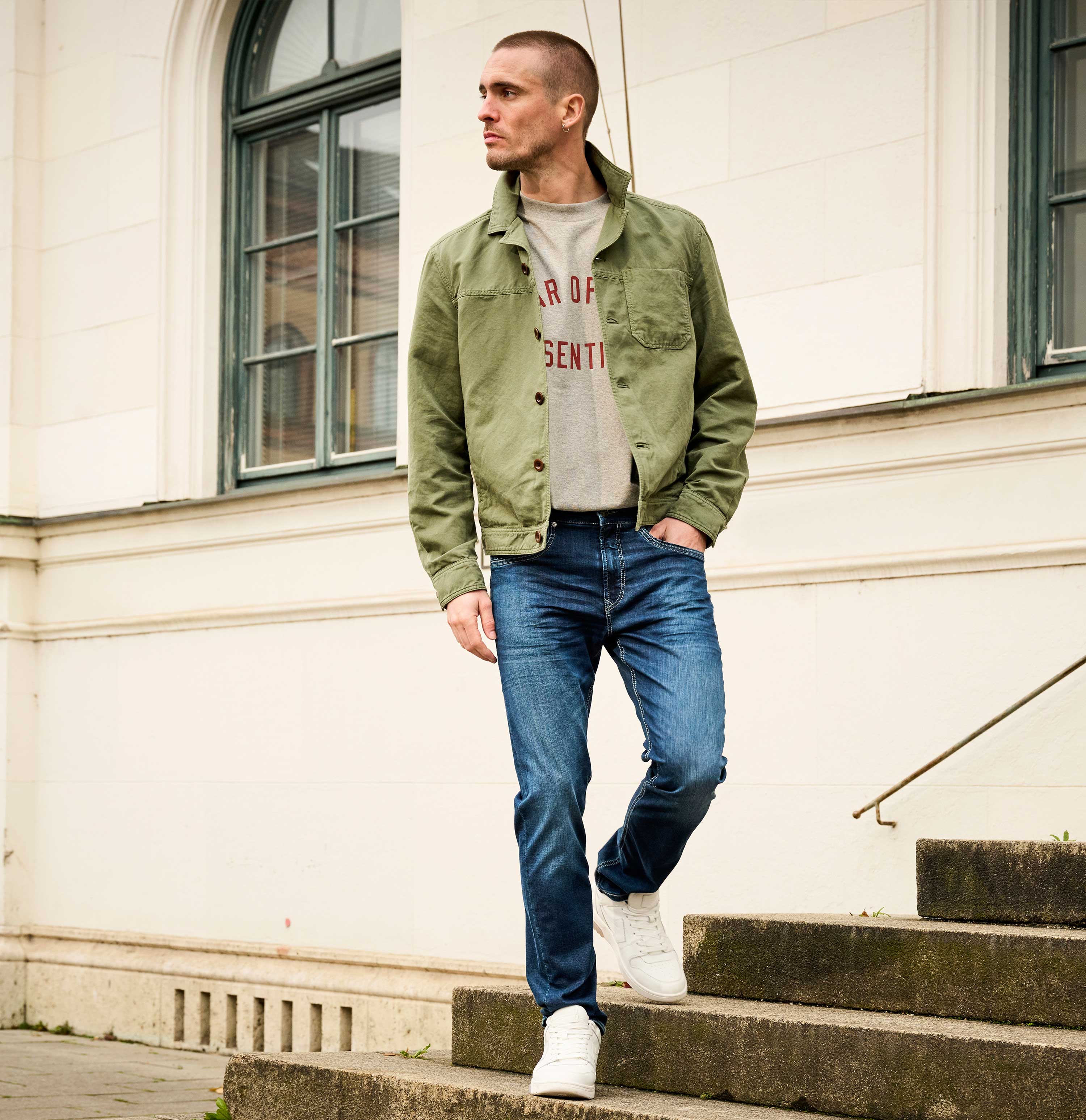 Slim jeans made of summery lightweight denim. | S-NAME | S-FBBZ | Full-body of model