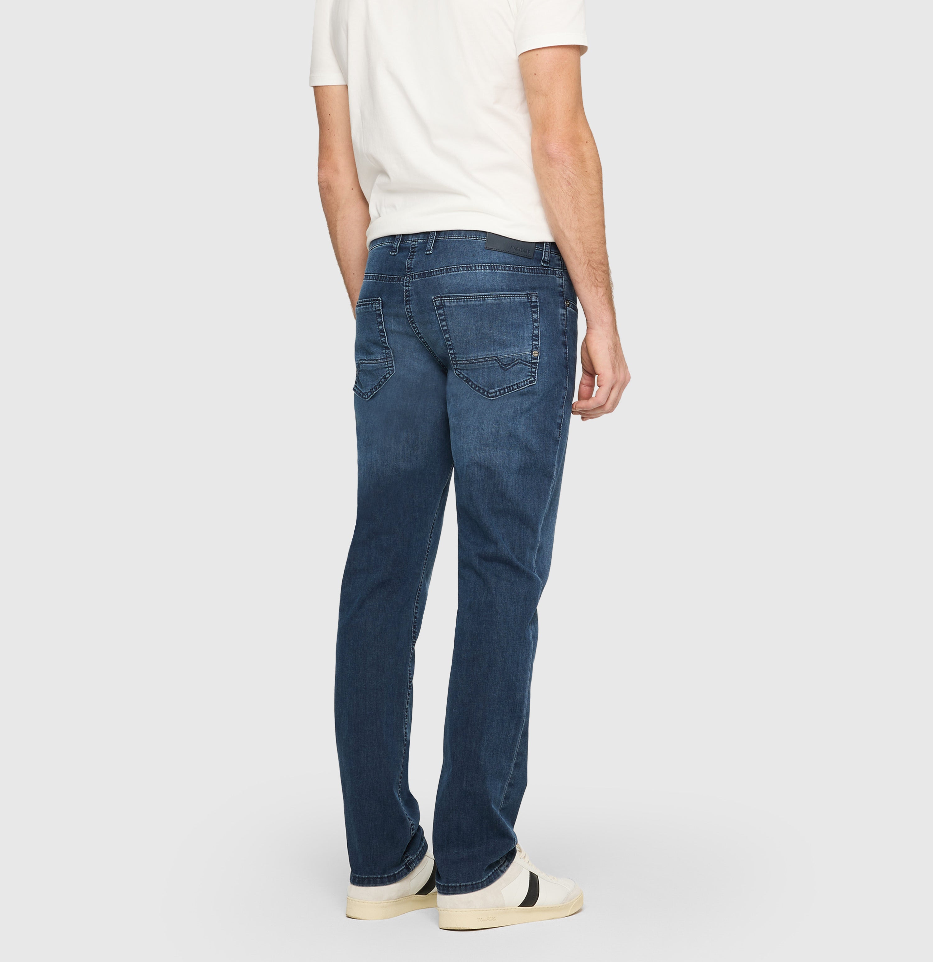 Modern fit made from lightweight denim. | Arne Pipe | deep blue od grey | Back view of model