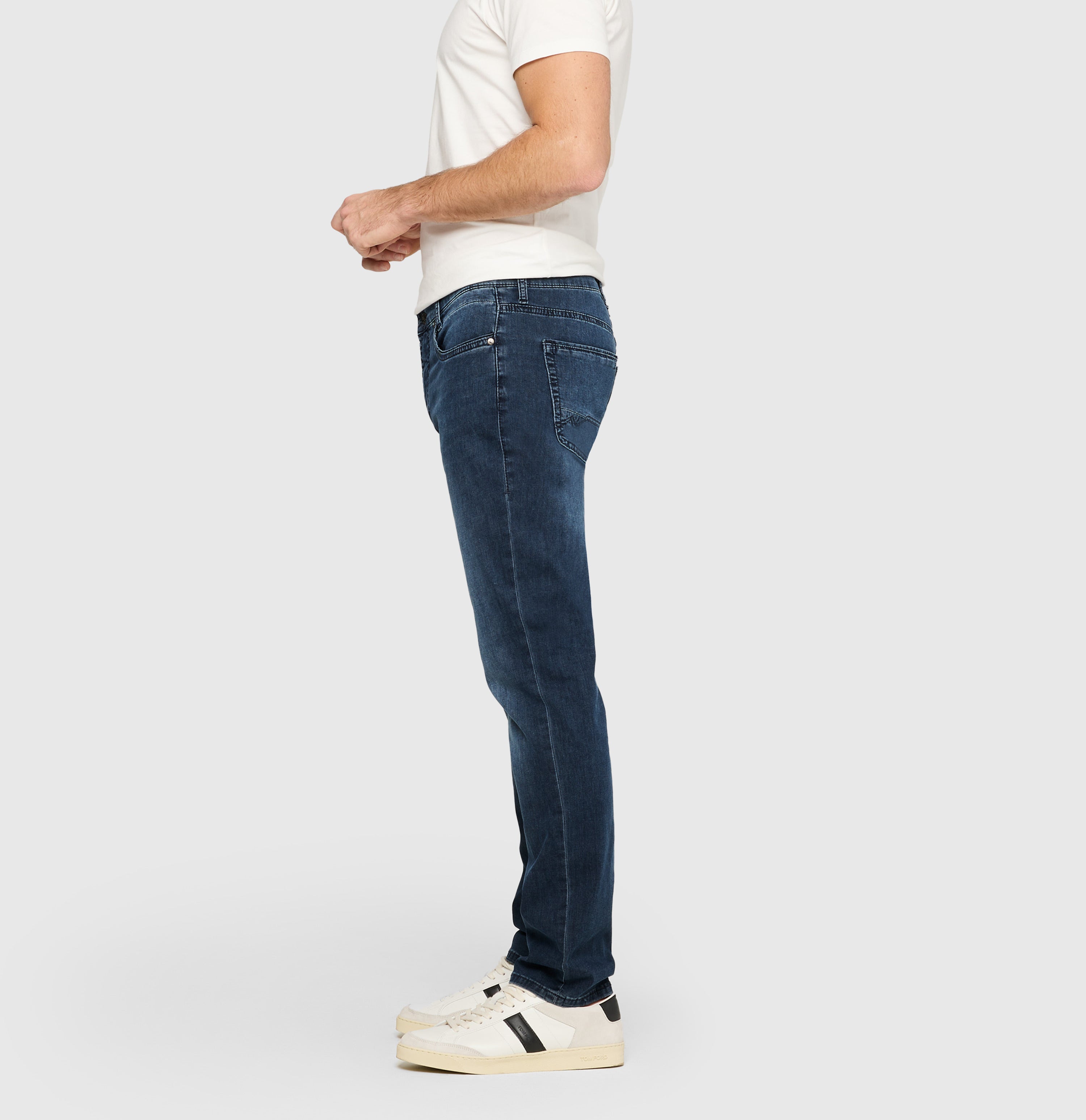 Modern fit made from lightweight denim. | Arne Pipe | deep blue od grey | Side view of model