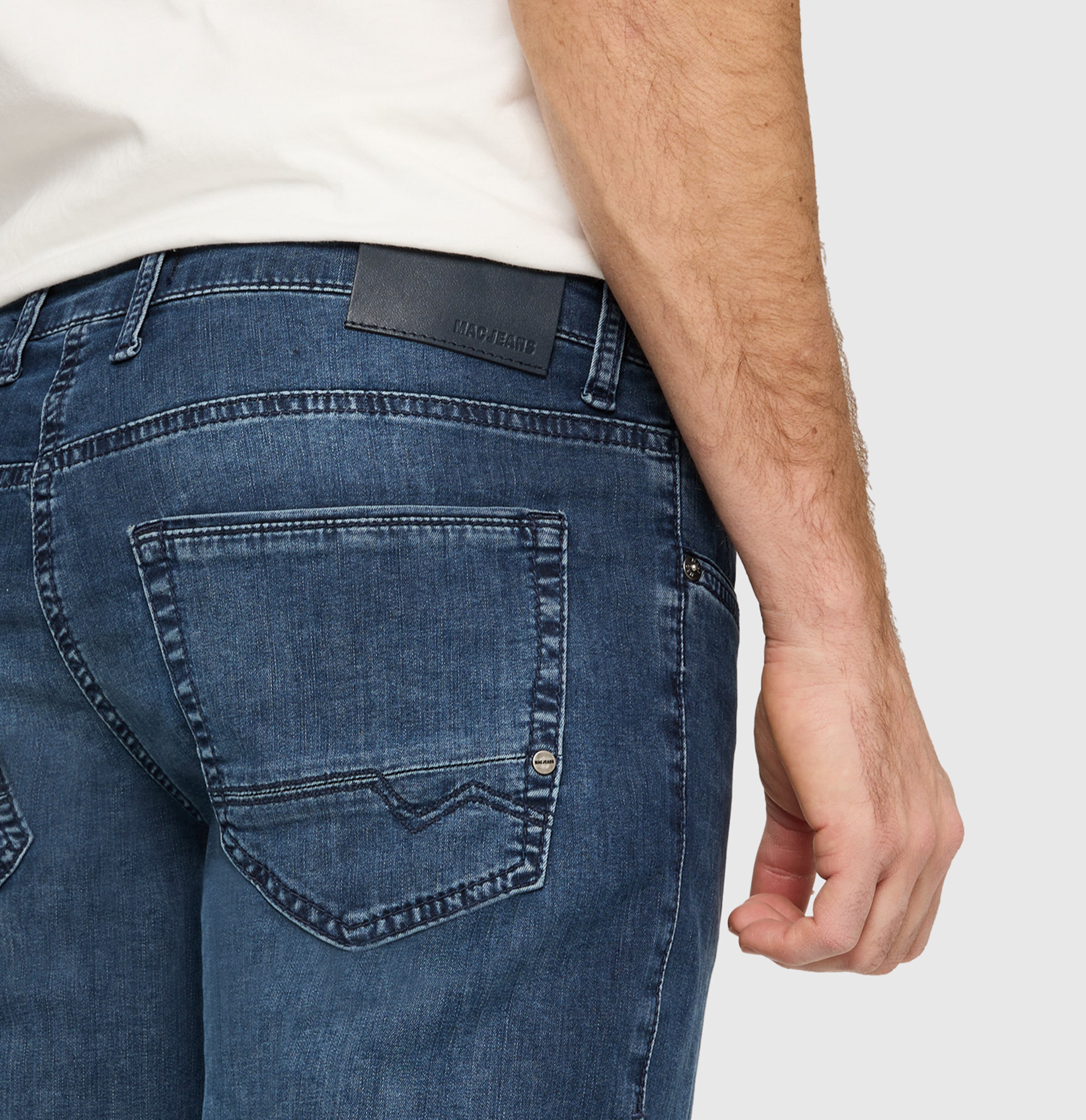 Modern fit made from lightweight denim. | Arne Pipe | deep blue od grey | Detailed view 2 of model