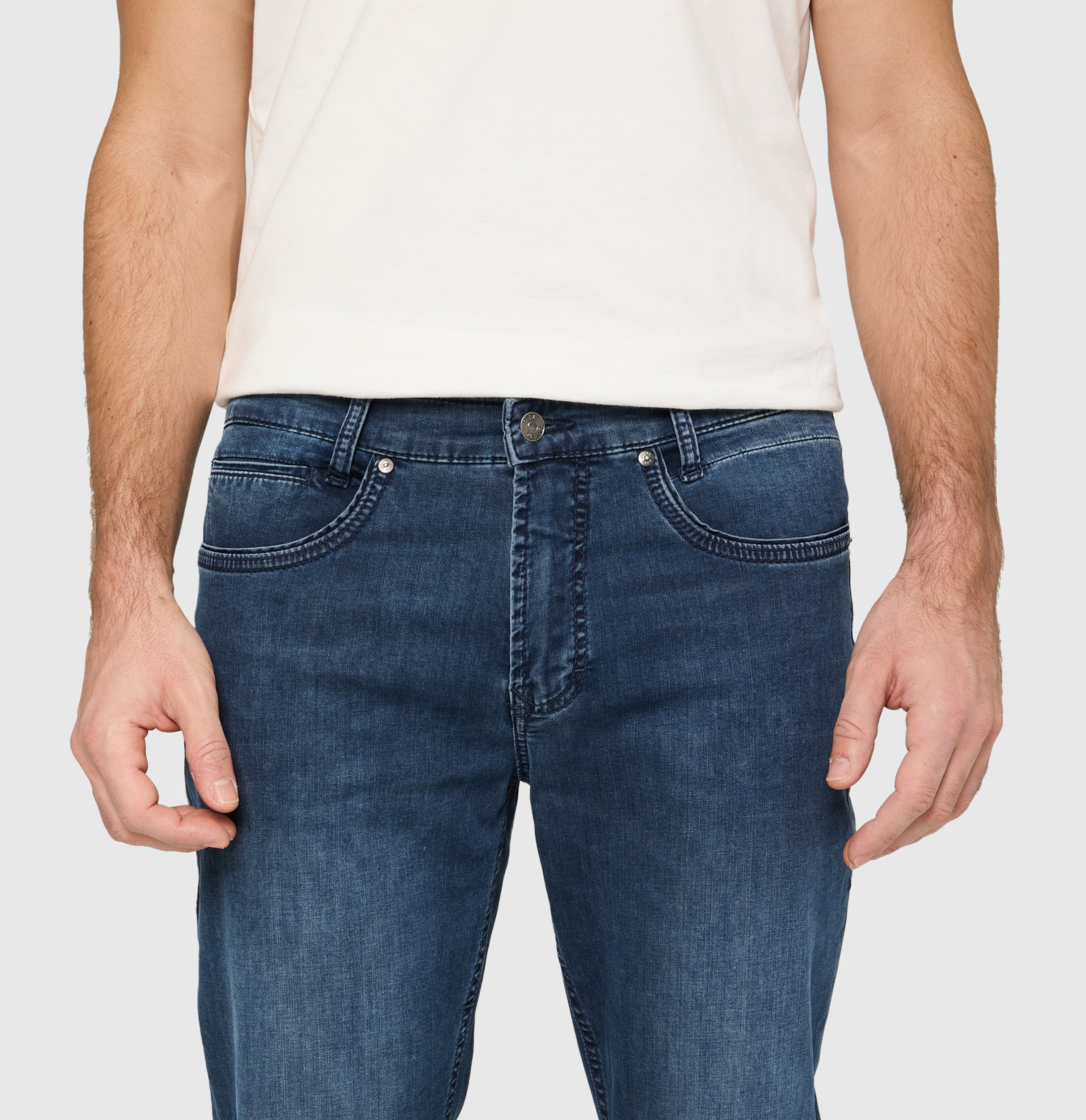 Modern fit made from lightweight denim. | Arne Pipe | deep blue od grey | Detailed view 3 of model