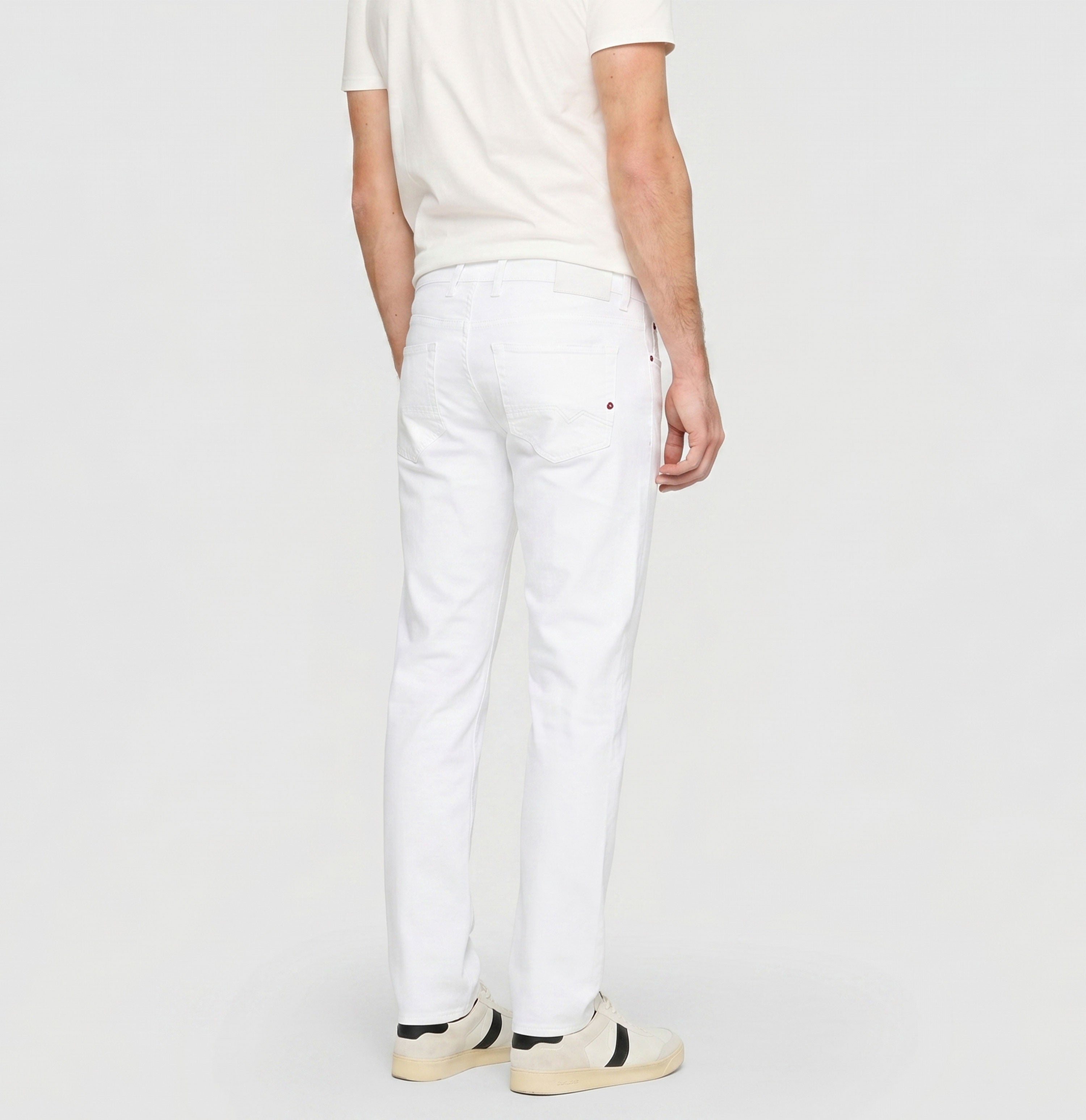 Modern fit made from lightweight denim. | Arne Pipe | white denim | Back view of model