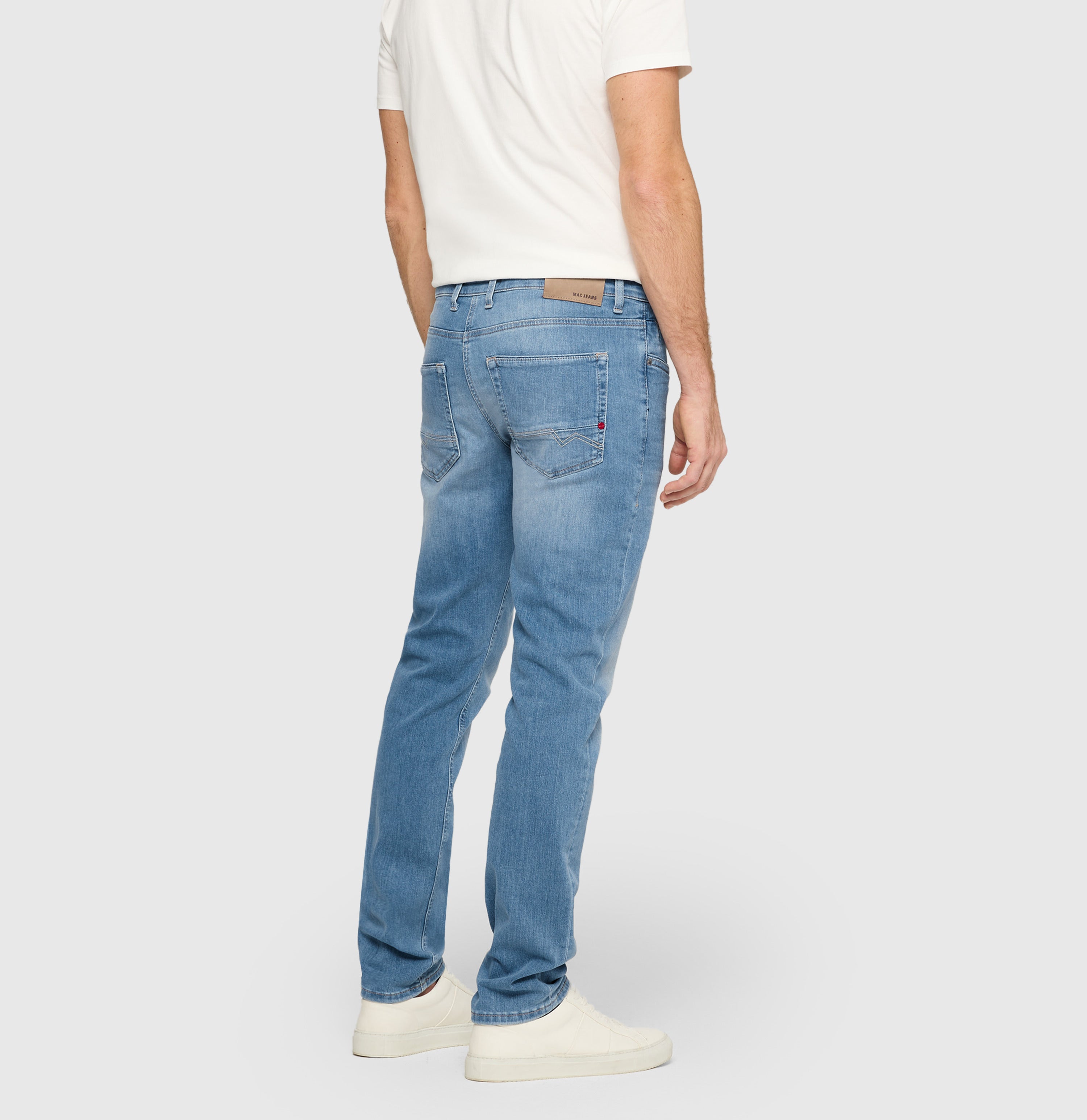 Slim driver jeans with a vintage look. | Arne Pipe | light blue authentic wash | Back view of model