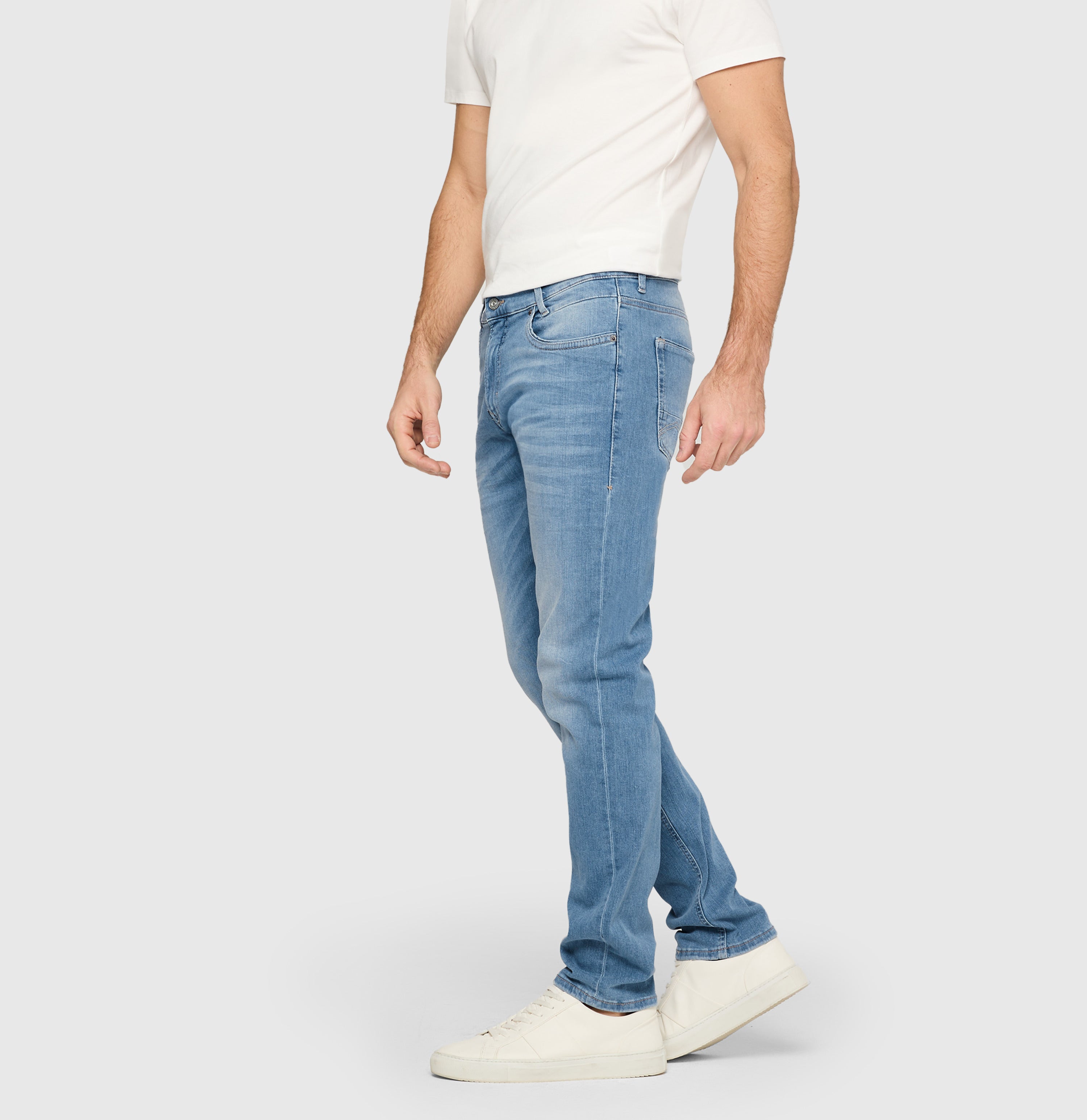 Slim driver jeans with a vintage look. | Arne Pipe | light blue authentic wash | Side view of model