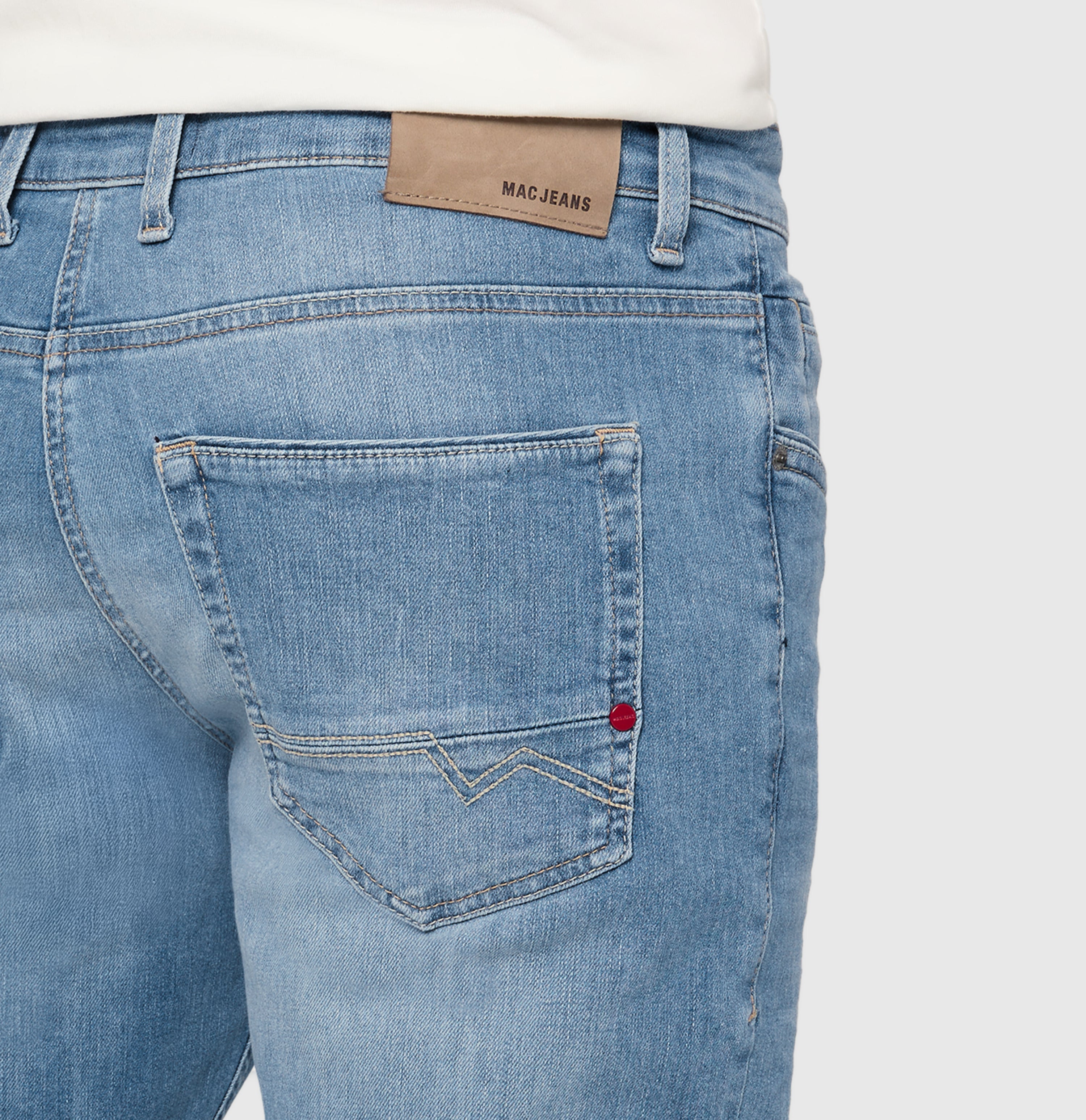 Slim driver jeans with a vintage look. | Arne Pipe | light blue authentic wash | Detailed view 2 of model