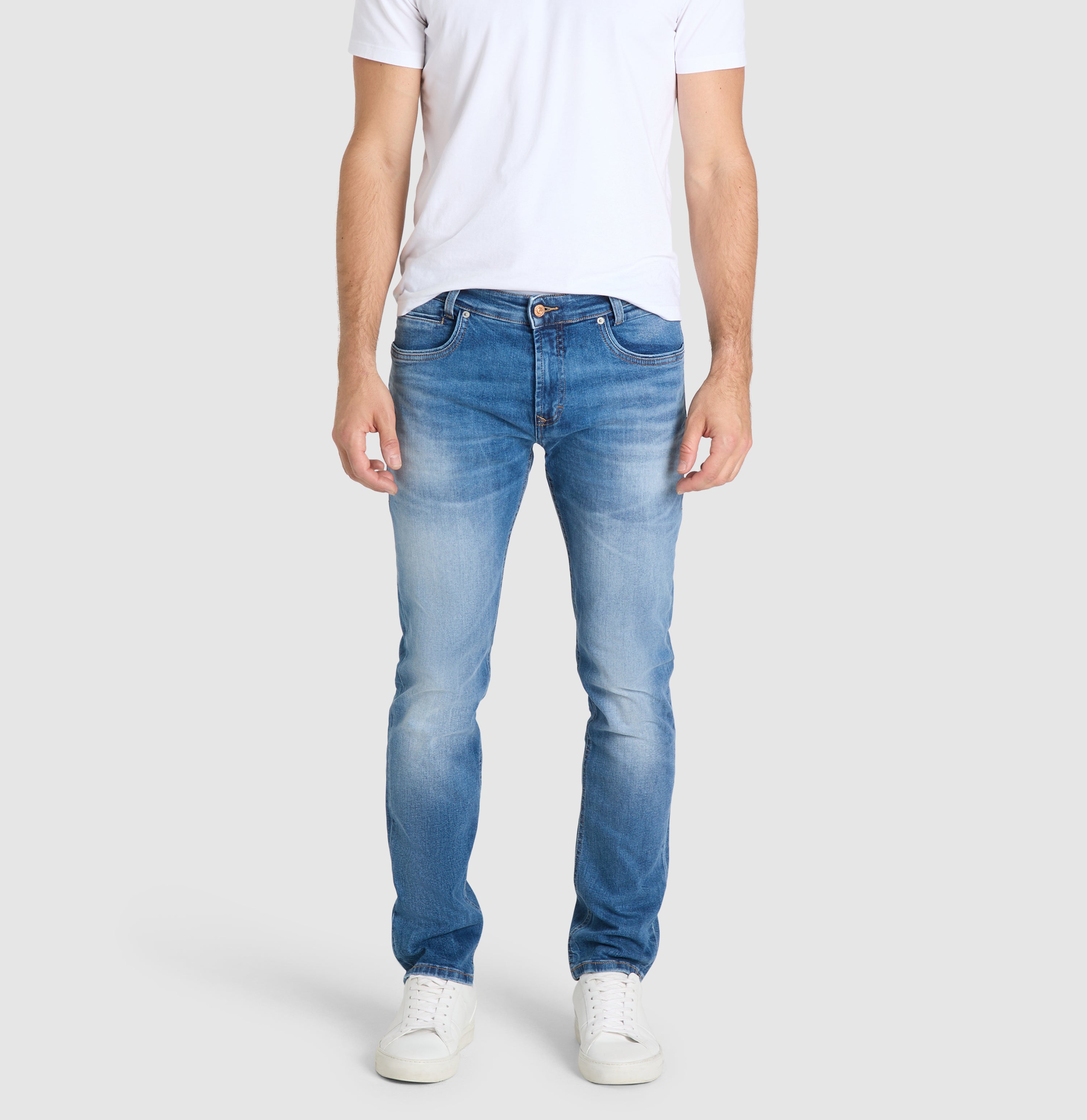Slim driver jeans with a vintage look. | Arne Pipe | history blue used | Front view of model