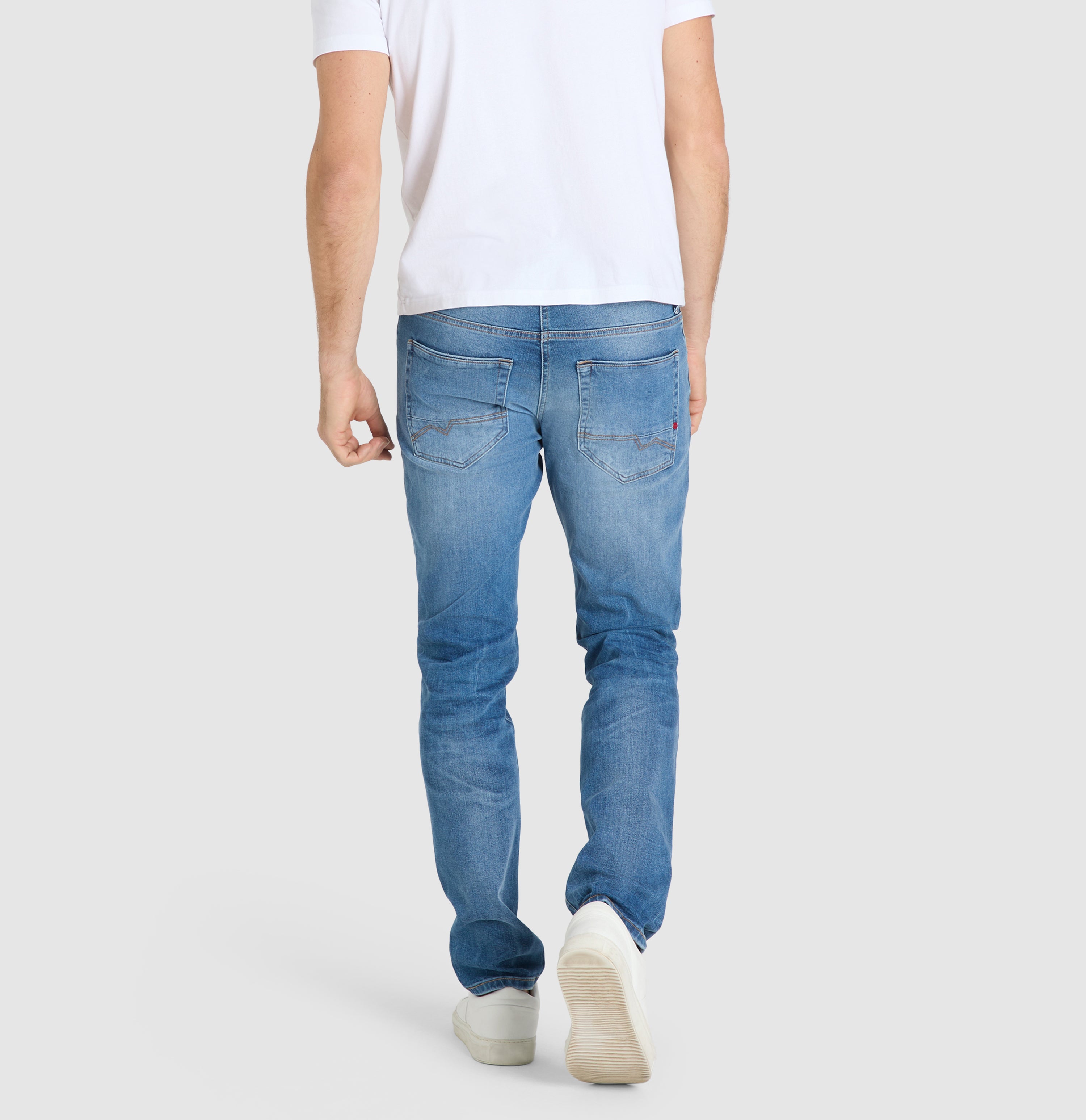 Highly elastic driver jeans with a vintage look. | S-NAME | S-FBBZ | Back view of model