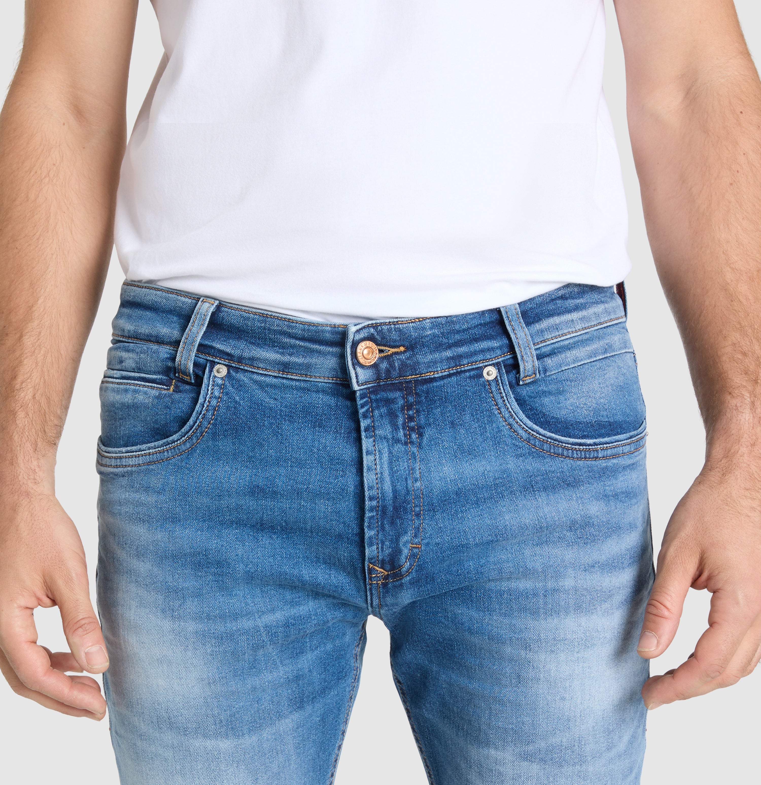 Highly elastic driver jeans with a vintage look. | S-NAME | S-FBBZ | Side view of model
