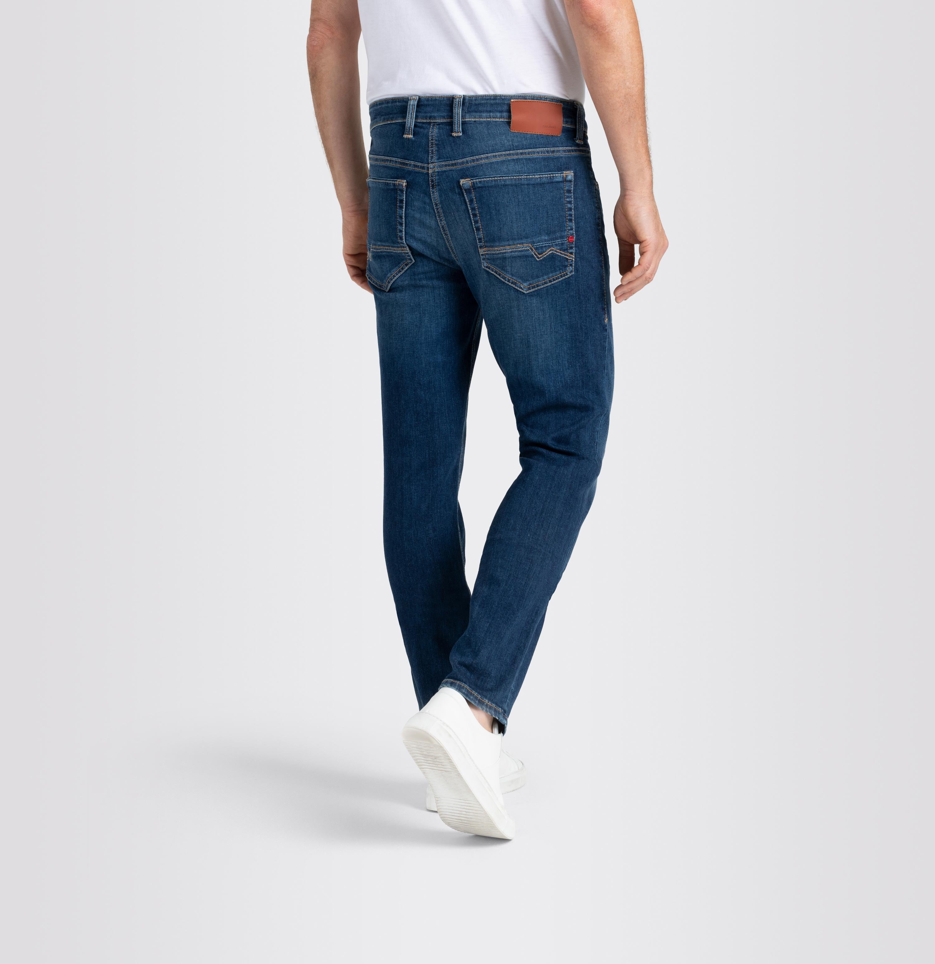 Highly elastic driver jeans with a vintage look. | S-NAME | S-FBBZ | Back view of model