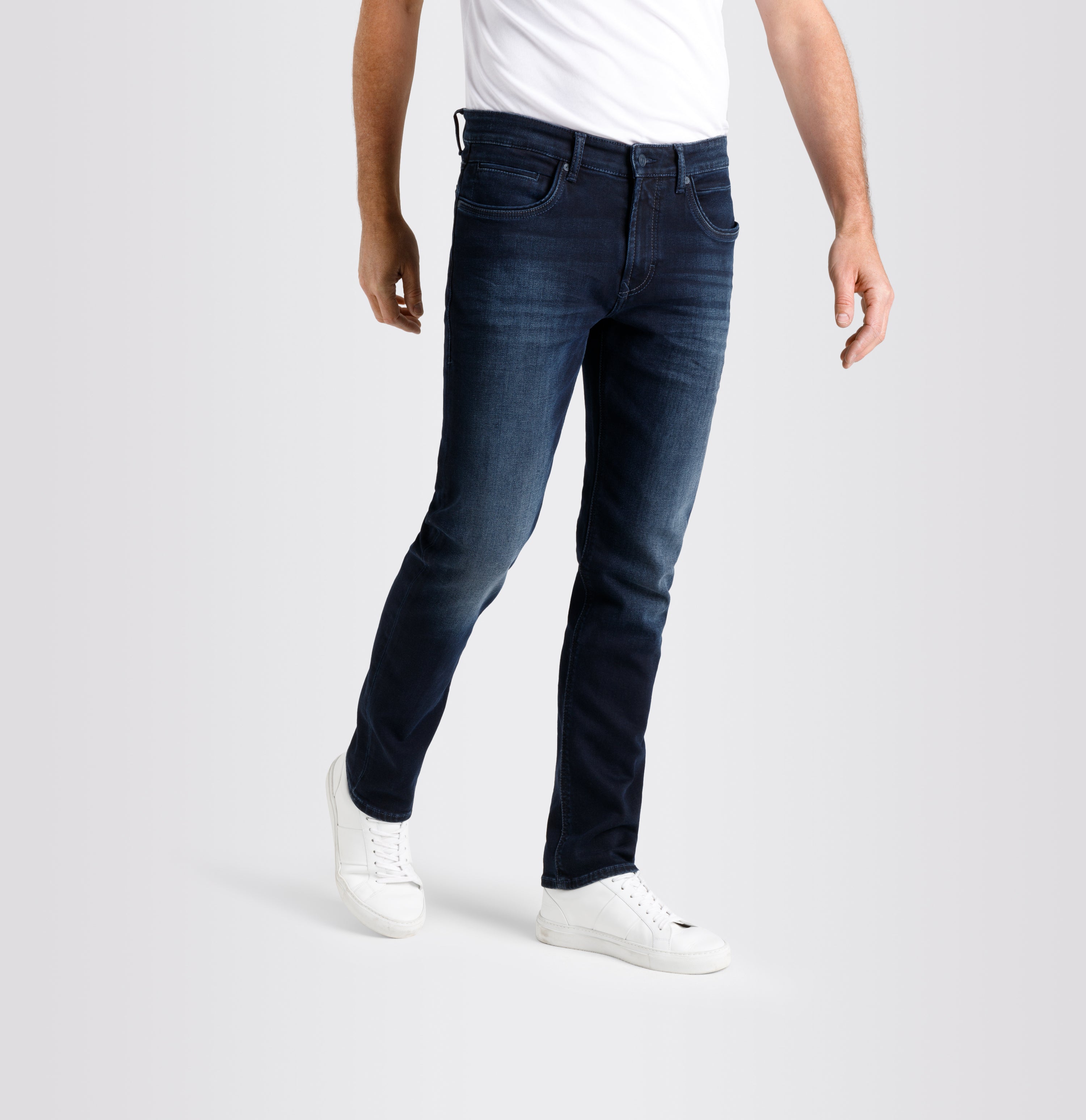 Highly elastic driver jeans with a vintage look. | S-NAME | S-FBBZ | Front view of model